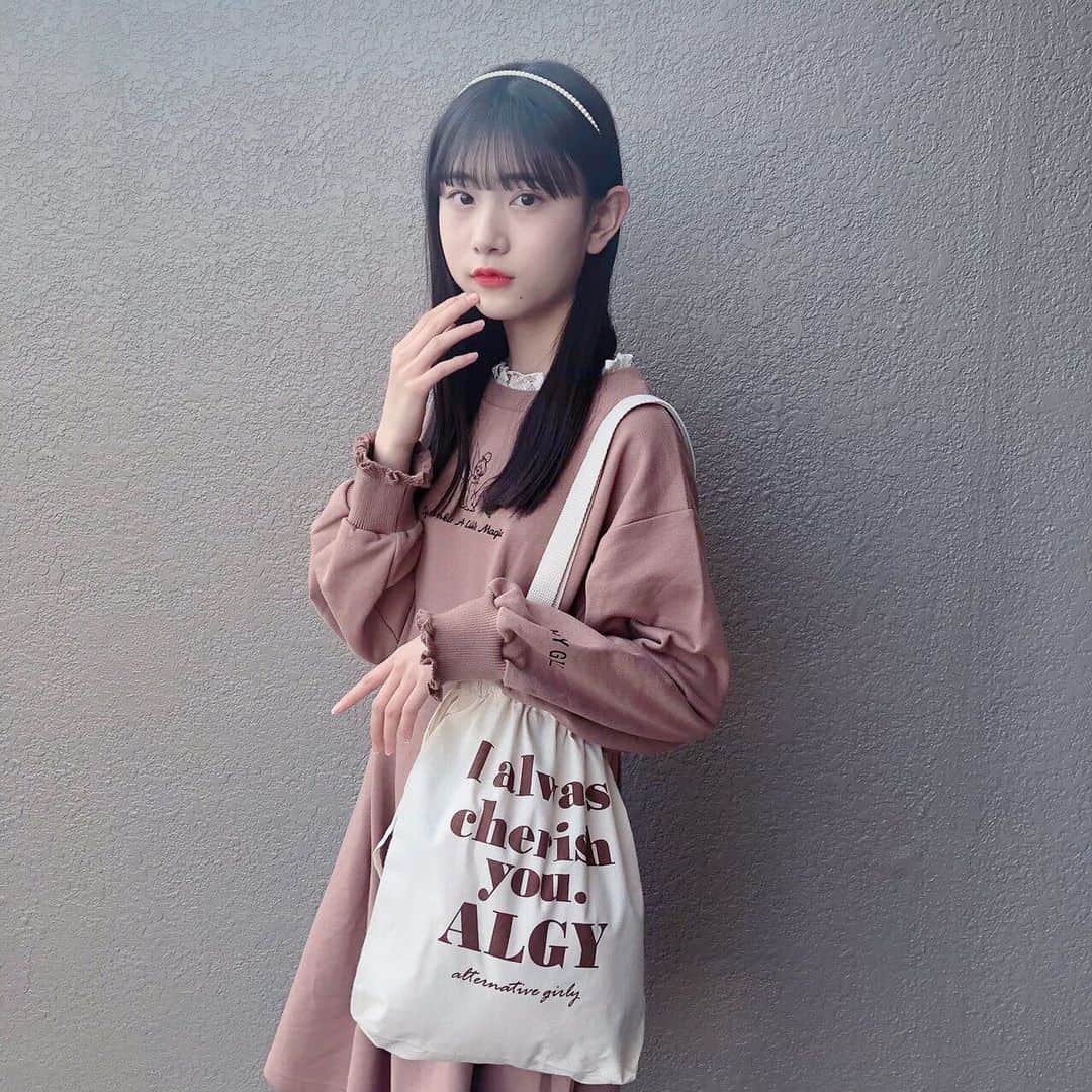 ニコ☆プチのインスタグラム：「今日は2月号発売日！12月号のふろくアルジートートバッグも引き続き使ってね😚  12月号のふろく、ALGYさんのトートバッグ❕ あきが欲しいな~って思っていた大人ガーリーなデザインですっごく可愛い🤎  学校には体操着入れにしたり、お出かけには お財布やポーチ、マスク、スヌードを入れて大活躍中だよ🙋🏻 たっぷり入るよ~❕  2way型になるから巾着にしても可愛い🥺🤍 色んなコーデにも合わせやすいカラーで1年中使えそうです✌️🏻  みんなも沢山使ってね💖  #ニコプチ #ニコプチふろく #プチモのふろくの使い方  #ニコプチふろくのある生活  #アルジー #ALGY #ふろく #近藤藍月」
