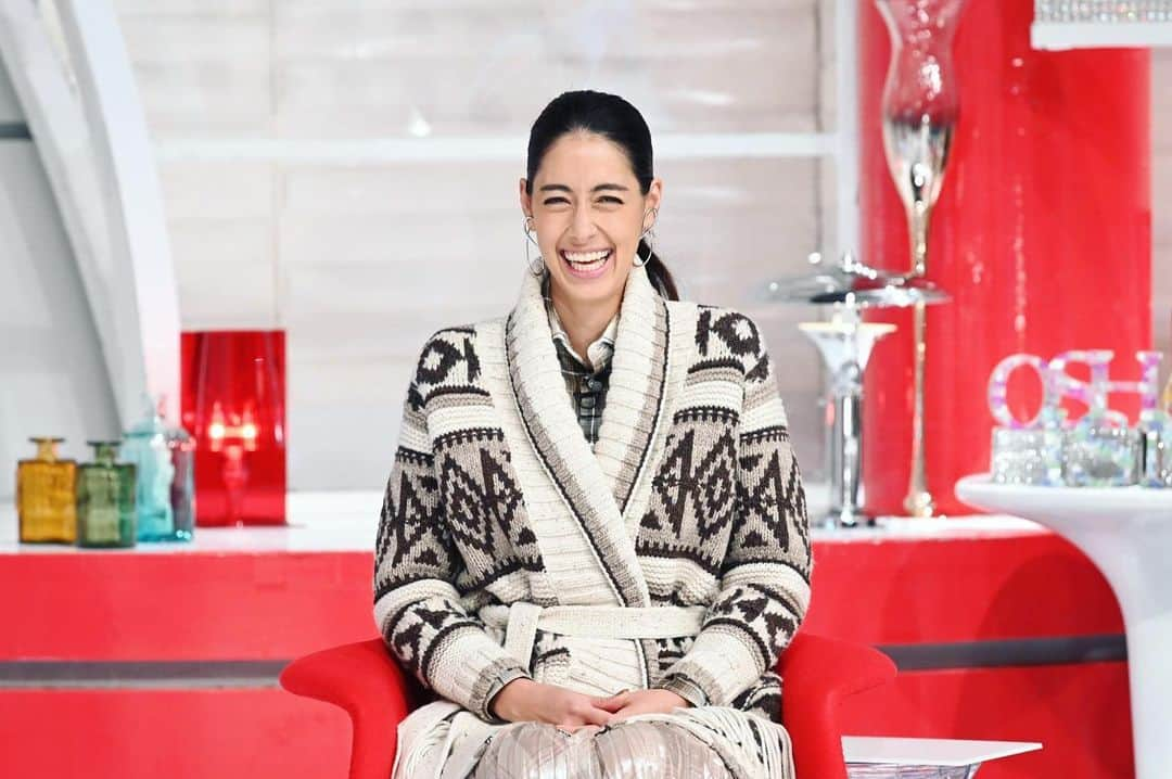 日本テレビ「おしゃれイズム」さんのインスタグラム写真 - (日本テレビ「おしゃれイズム」Instagram)「. ウェスタンスタイル👢 かわいい😻 カーディガンスカートブーツシャツ ラルフローレンで統一 ガウン…クリスマス感ありますね♡🎄 #おしゃれイズム #森泉 #ファッションチェック #ラルフローレン」12月22日 11時42分 - oshare_clip_ntv