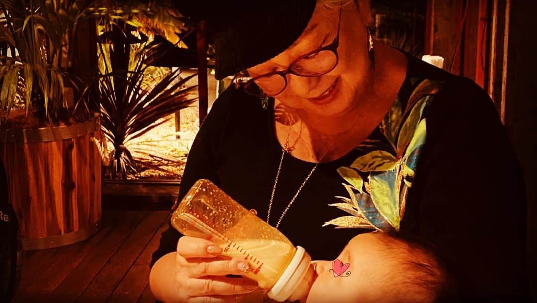 三船美佳さんのインスタグラム写真 - (三船美佳Instagram)「🌴 「ハワイ行ってきました🌺」  って言えるくらい ハワイアンな空間🤤  時差投稿だけど😂  家族と ゆったりした空間で 美味しい本場の味と音楽を堪能して リフレッシュできました🌼 @konas_coffee #konascoffee  #コナズコーヒー」12月22日 11時46分 - mikamifune_official
