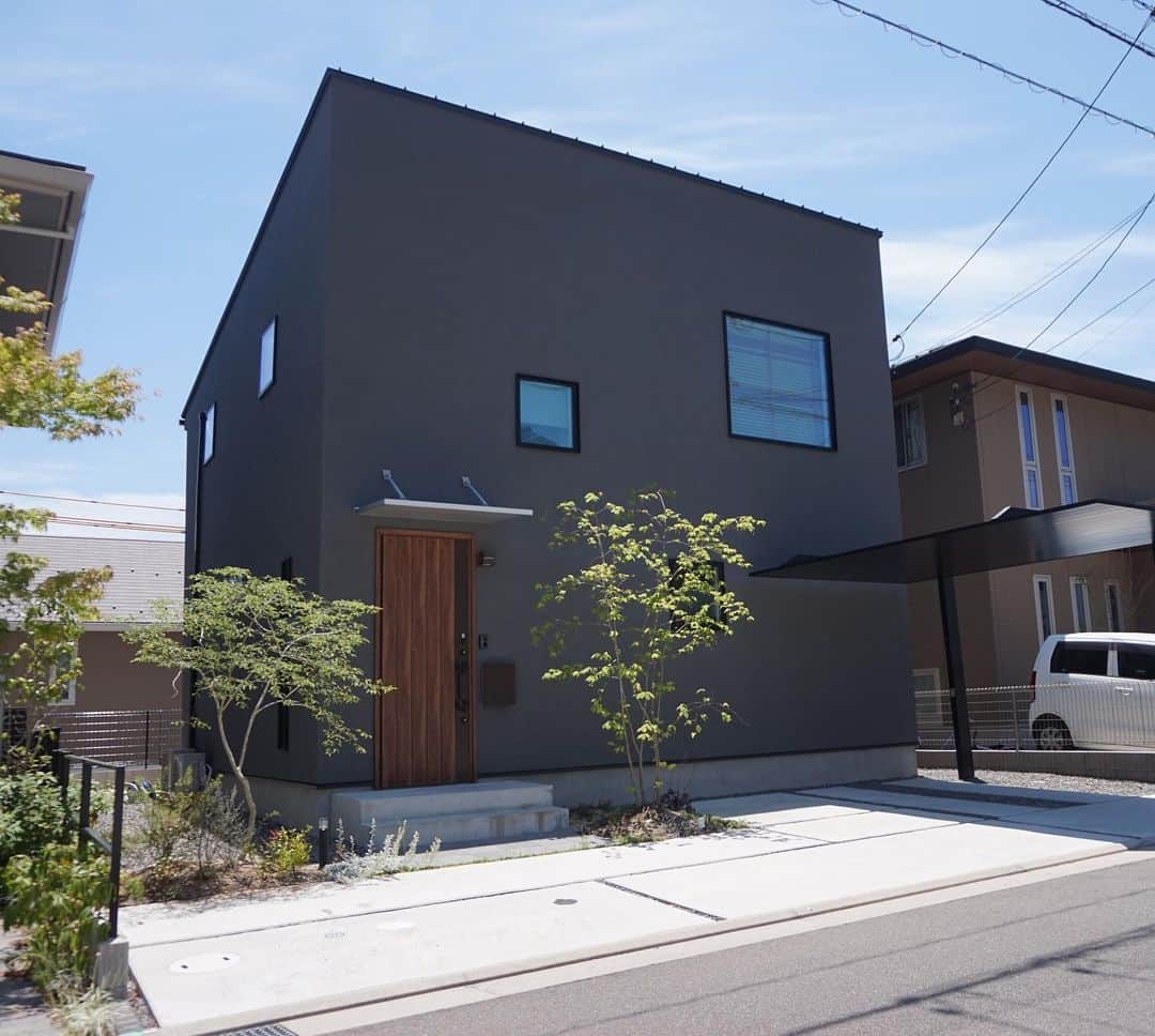 西本ハウスのインスタグラム：「🎈 【外観特集】  ZERO-CUBE  【モデルハウス見学予約受付中🏠】 土日祝はもちろん平日でも色々なスタイルのモデルハウスをご見学いただけます😊🎈  場所:安佐南区山本新町（春日野）  イベント情報はこちら▼ @nishimoto_house ⇧プロフィールのURLよりご覧いただけます👀  🎍年末年始休業のお知らせ🎍 誠に勝手ながら、12/28(月)〜1/6(水)まで休業とさせていただきます。尚、休業期間中に頂きましたお問合せにつきましては、1/7(木)より順次対応させて頂きますので、何卒ご了承の程、よろしくお願い申し上げます。  #西本ハウス #広島県 #工務店 #ZEROCUBE #ゼロキューブ #グッドデザイン賞 #1000万円からはじめる家づくり #子育て世代の家  #子育て世代の家づくり #デザイン住宅  #デザイナーズ住宅 #新築一戸建て #マイホーム #新築マイホーム #注文住宅 #規格住宅 #家づくり #暮らしを楽しむ #セミオーダー住宅 #セミオーダー #セミオーダーハウス #広島建売 #建売 #分譲住宅 #分譲中 #広島分譲住宅」