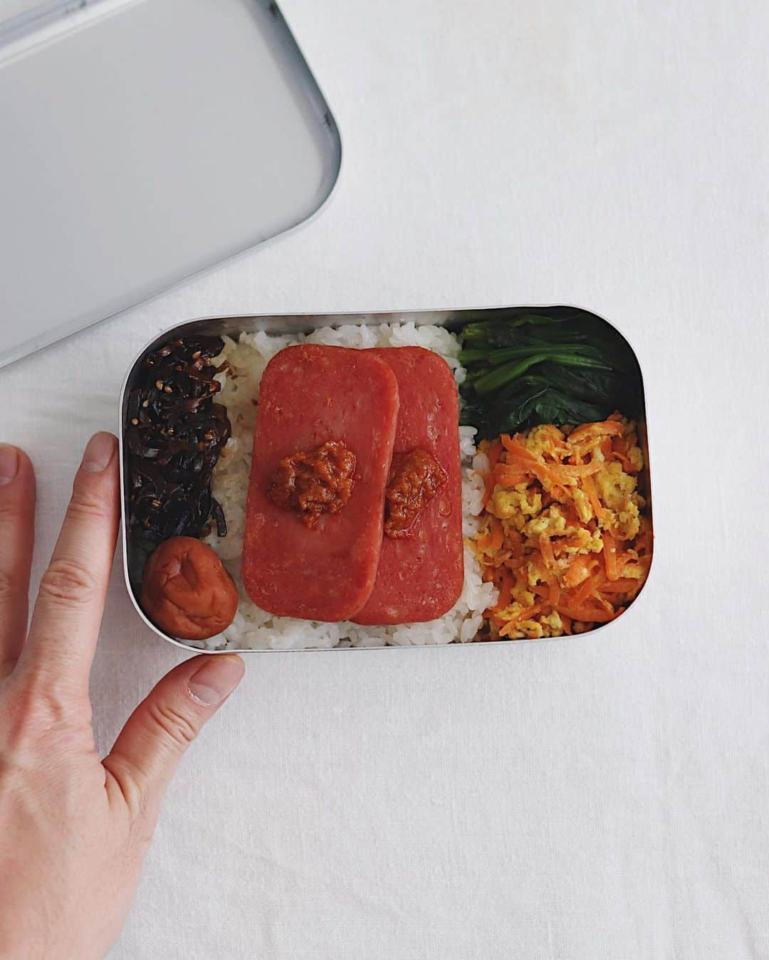 樋口正樹さんのインスタグラム写真 - (樋口正樹Instagram)「Bento lunch . 今日の昼は弁当で、 ランチョンミート、 にんじんしりしり、 ほうれん草お浸し、 ごま昆布、梅干し。 . 大掃除は順調です。 . . #ランチョンミート弁当 #スパム弁当 #ラブパク #にんじんしりしり #弁当 #お弁当 #bento #lovepaku」12月22日 11時54分 - higuccini