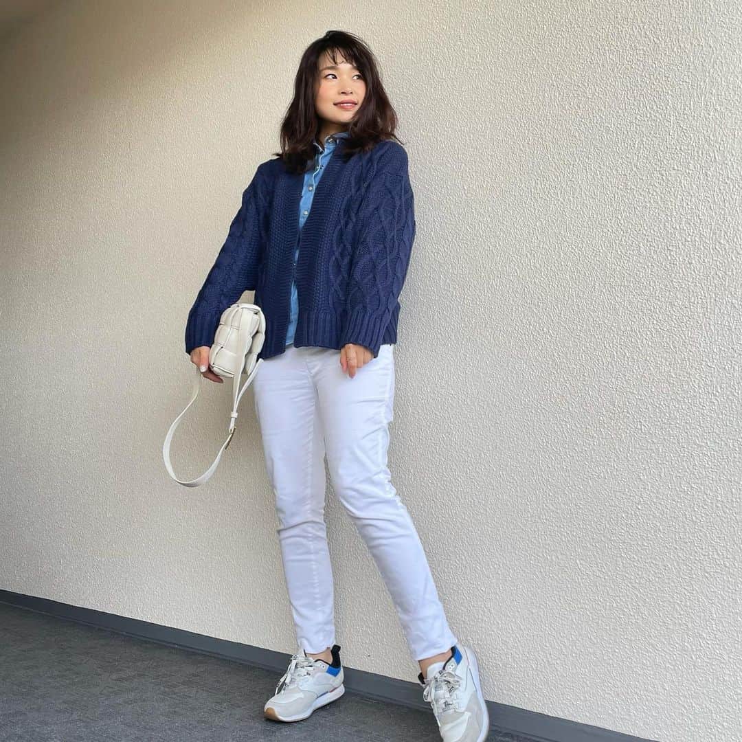 三佐和あやのインスタグラム：「#ootd  今日も ええ天気✨ ﻿ Knit ... @kobe_lettuce  pants ... @angeliebe_official  shoes ... @sixtysevenshoes  Bag ... @bottegaveneta   #pr #今日のコーデ #今日の服 #冬コーデ  #きょコ #シンプルコーデ #大人カジュアルコーデ #大人コーデ #きれいめコーデ #きれいめカジュアル #ママ #ママコーデ #ママファッション #お洒落 #fashion #fashiongram #fashionista   #神戸レタス #kobelettuce  #cchan_girls  #lemonsquare🍋」