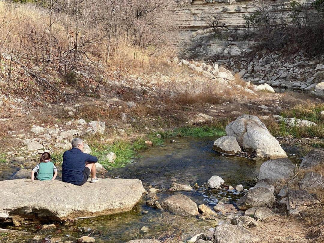 オデット・アナブルさんのインスタグラム写真 - (オデット・アナブルInstagram)「Nature walk and took the opportunity to meditate as a family. An important practice to bring into your life and we are leading by example for Charlie who is starting to love to take time during our day to breathe. #whereimeditate」12月22日 11時59分 - odetteannable