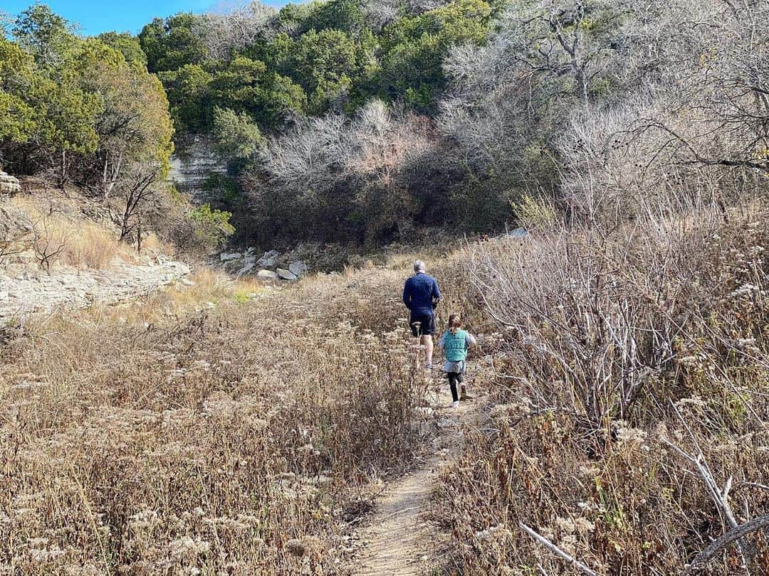 オデット・アナブルさんのインスタグラム写真 - (オデット・アナブルInstagram)「Nature walk and took the opportunity to meditate as a family. An important practice to bring into your life and we are leading by example for Charlie who is starting to love to take time during our day to breathe. #whereimeditate」12月22日 11時59分 - odetteannable