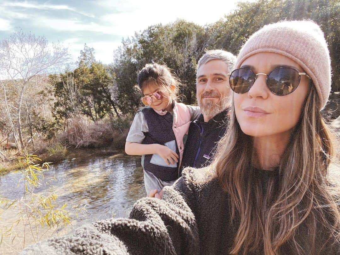 オデット・アナブルさんのインスタグラム写真 - (オデット・アナブルInstagram)「Nature walk and took the opportunity to meditate as a family. An important practice to bring into your life and we are leading by example for Charlie who is starting to love to take time during our day to breathe. #whereimeditate」12月22日 11時59分 - odetteannable