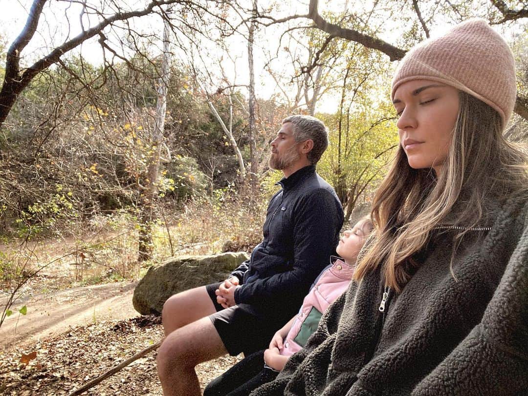 オデット・アナブルのインスタグラム：「Nature walk and took the opportunity to meditate as a family. An important practice to bring into your life and we are leading by example for Charlie who is starting to love to take time during our day to breathe. #whereimeditate」
