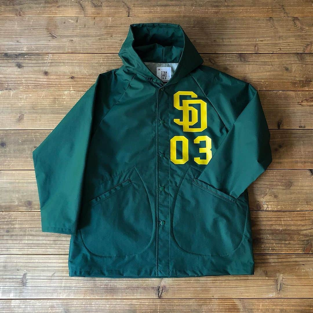 スタンダードカリフォルニアさんのインスタグラム写真 - (スタンダードカリフォルニアInstagram)「本日発売です。﻿ ﻿ 『SD 03 Hood Coach Jacket -Standard California Limited』﻿ COLOR :  Green﻿ SIZE :  S、M、L﻿ MATERIAL ： Nylon 100%﻿ PRICE ：￥22,800（＋Tax）﻿ ﻿ こちらの取り扱いはStandard California直営店とOfficial Online Storeのみとなります。﻿ ﻿ #standardcalifornia ﻿ #スタンダードカリフォルニア﻿ #coachjacket ﻿ #コーチジャケット #ベンチコート﻿ #3layer #防水 #防風 #透湿﻿ #fashion﻿ #ファッション﻿ #internationalshipping ﻿ #overseashipping」12月22日 12時00分 - standardcalifornia