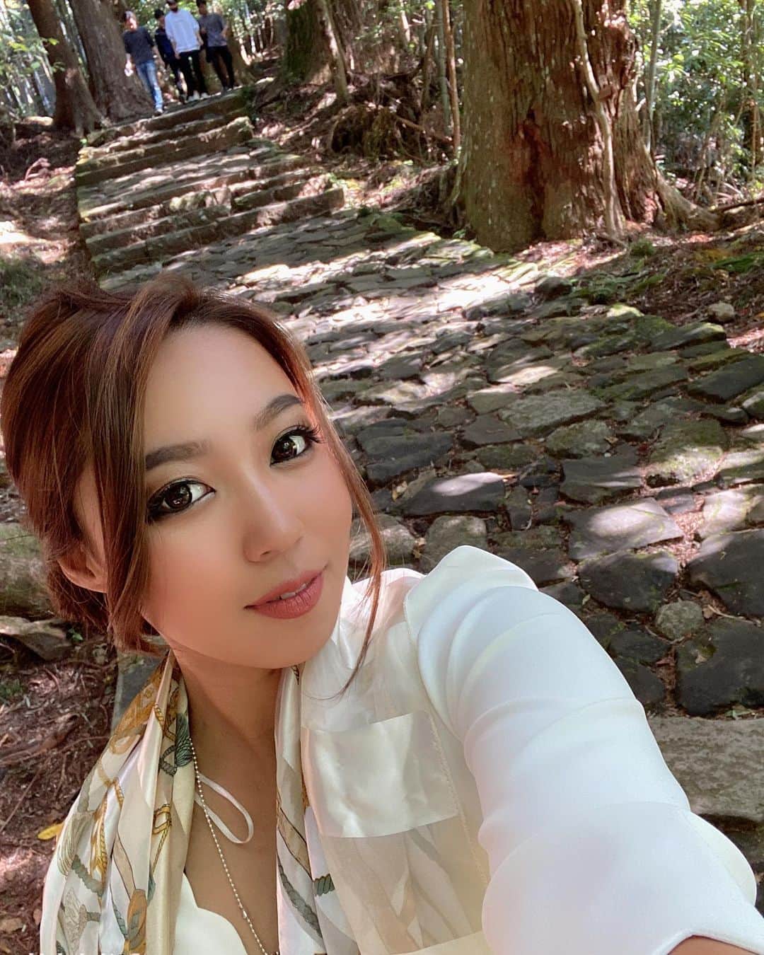 のインスタグラム：「観光スポットとか神社とか行きたい… 温泉も行きたいし旅館のご飯食べたい . . しかしこの熊野古道の階段なめてた笑 次は御朱印帳持って必ず行く👺 .  #熊野小道 #鹿 #観光スポット #神社  #御朱印帳 #御朱印 #japan #🇯🇵」