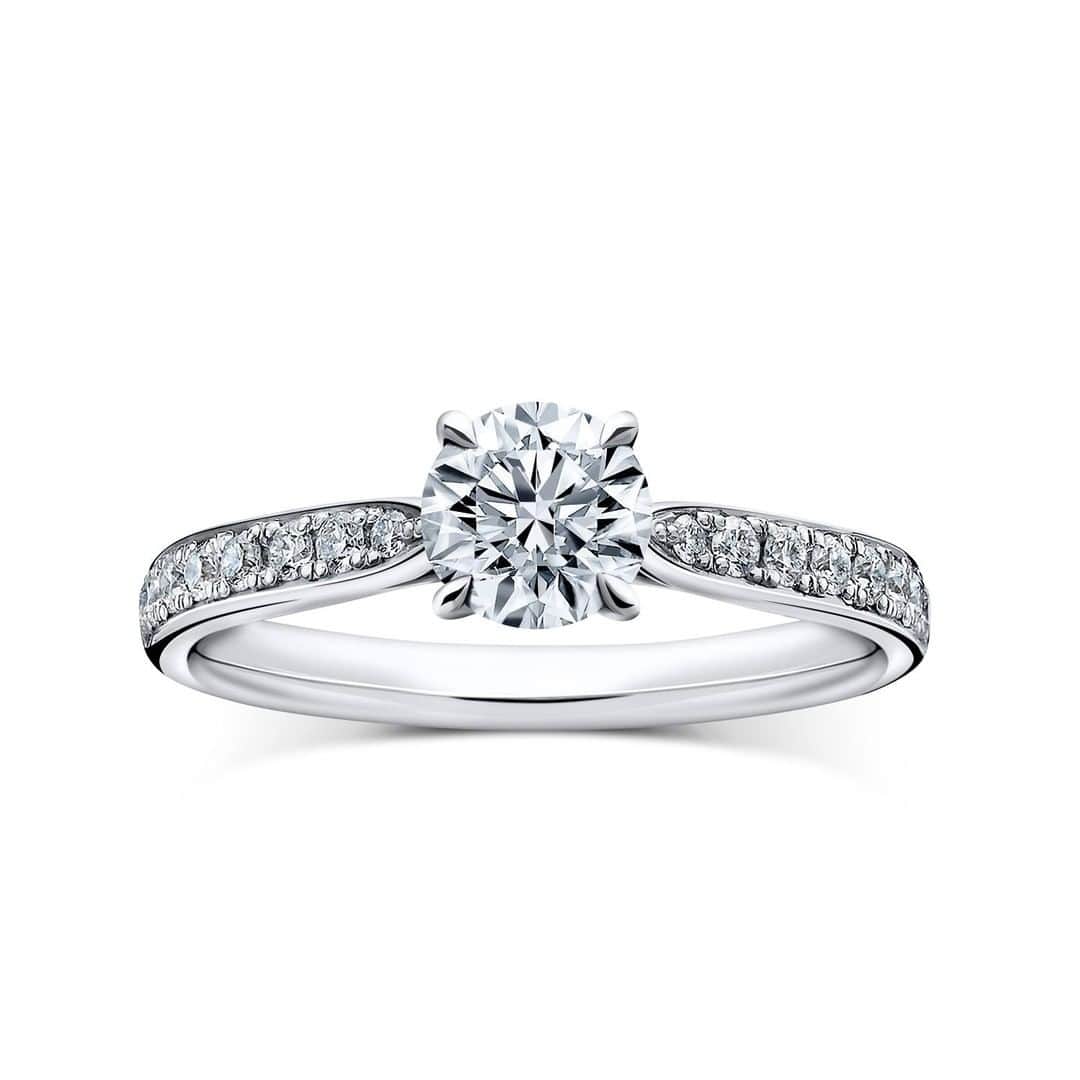 ラザール ダイヤモンド ブティック公式 | 婚約・結婚指輪さんのインスタグラム写真 - (ラザール ダイヤモンド ブティック公式 | 婚約・結婚指輪Instagram)「指先を、体を、そして自身を賛美するかのようなエンゲージリング。それが「ウィル」が秘める魅力だ。  メレダイヤがリズミカルにレイアウトされたアームは、センターに向かってキュッとシェイプ。ダイヤモンドが一段とボリューミーに、かつまばゆいほどの輝きを放つ。  優美さにコンテンポラリーな美しさが加わった知的なムード。最高のファインジュエリーをあなたの指にまとって。  プロフィールのリンクからHPをご覧いただけます。﻿ →@lazarediamond_boutique  #結婚指輪 #婚約指輪 #マリッジリング #ブライダルジュエリー #エタニティリング #エンゲージリング #marriagering #bridaljewelry #engagementring #結婚指輪選び #婚約指輪選び #結婚指輪探し #婚約指輪探し #lazarediamond #ラザールダイヤモンド #will #ウィル」12月22日 12時00分 - lazarediamond_boutique