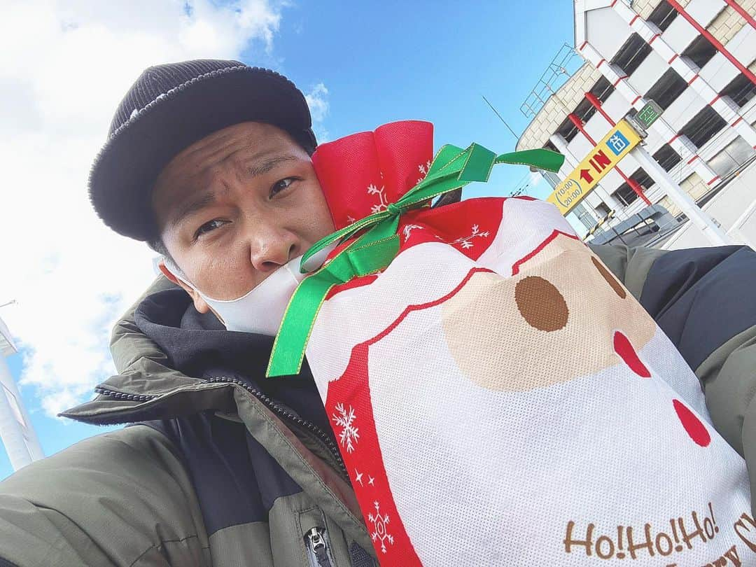 MOCAさんのインスタグラム写真 - (MOCAInstagram)「. . まもなくクリスマスですね🎅 . . 太郎へのプレゼントも 無事トイザらスでGetできました㊗️ . . 冬なのに大阪は 嘘みたいに太陽があたたかい🌞 . . ニュースを見れば 気持ちを持ってかれる日が続きますが どうかみなさん Good Vibesですごしましょう😬🤙 . . それでは新曲の制作に行ってきます🏝 . . #ベリーグッドマン  #クリスマス .」12月22日 12時04分 - moca_berrygoodman