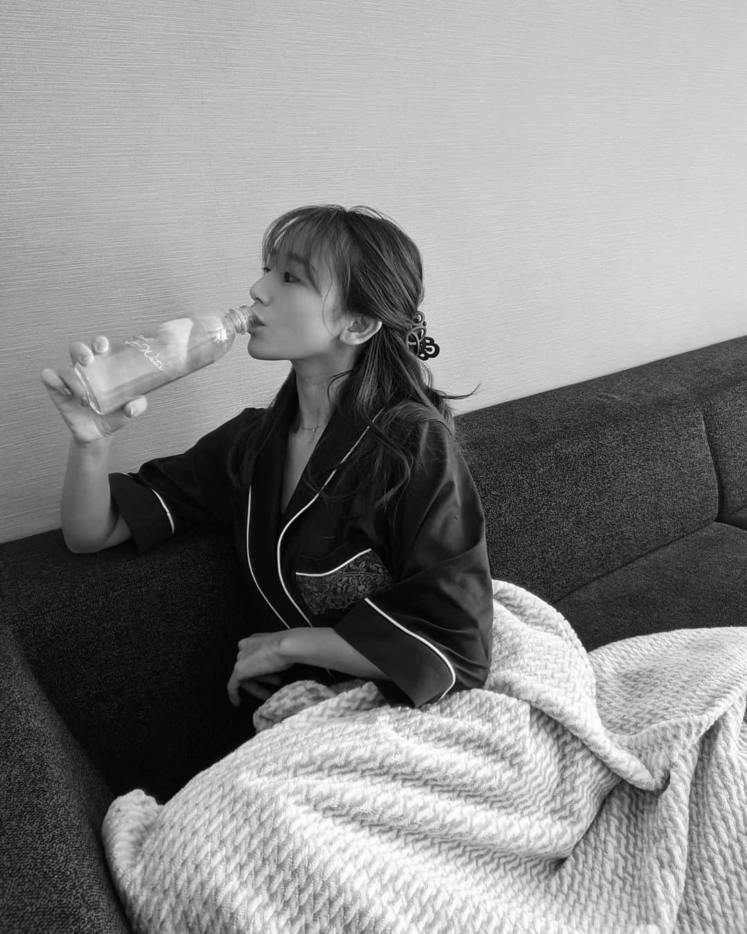 のインスタグラム：「. . 本当の寝起きですみません🥱 寝起きの一杯も絶対にお茶しか飲めなかった私が、飲みたくて飲むほどハマってしまったお水！ . お水って身体が吸収するために小腸で水素に解離しているらしいのだけど、このお水は最初から解離されているから1秒で細胞に浸透するらしいのです✨ . すっっごく軽やかで飲みやすくてとにかく美味しい🤍 お茶とコーヒーと炭酸水しか飲めないのに、嘘じゃなくてこのお水は毎日飲んでる！特に朝！ . 起きてすぐ飲むお水を飲むと、体内の余分なものを排出するデトックス効果があったり、自律神経を整えたり、胃腸を動かすスイッチになったりと、とにかく美容と健康に最適らしいですよ💕 . 本当におすすめしたくなるお水でした🤙🏻✨ . #プラズマ解離水 #解離水 #美容と健康 #アンチエイジング #水素水 #寝起きの一杯 #姉妹ママ #ママライフ」