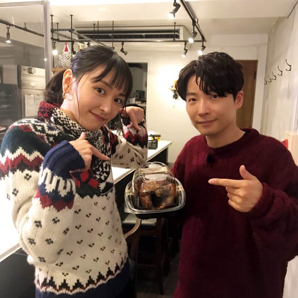 逃げるは恥だが役に立つのインスタグラム：「今日は火曜日！ 逃げるは恥だが役に立つ ガンバレ人類！新春スペシャル！まで あと11日！ クリスマス🎄🎁🎂🍸🎄までは あと3日！  #逃げ恥 #本日New予告公開したよ #ぴったんこカンカン #12月25日 #新垣結衣 #星野源 #メリークリスマス #COWCOWさんのポーズ #ハマってるふたり #チキンも絶品 #チーム逃げ恥大集合 #ホームパーティ」