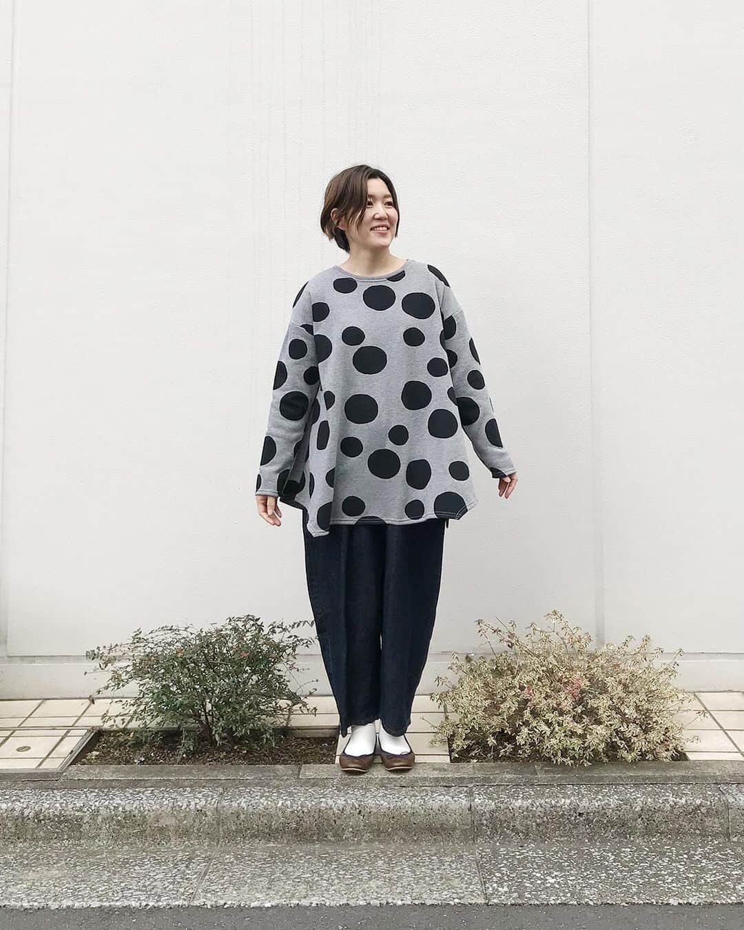 のインスタグラム：「ドット好きさんにおすすめ！ 大人気「kacoi/カコイ」福袋のアイテムを使ったコーディネートをご紹介します。﻿ ﻿ ナチュランのスタッフが着用してみました。 「裏地付きの高見えコートや、裏起毛のトップス、大人可愛いワンピース、ゆったり穿ける楽ちんパンツなど、この冬に大活躍必至のアイテムばかりの福袋。実際着てみると、どれも想像よりもあたたかでゆったりとした着心地。動きやすくて楽に過ごせました！」﻿ とスタッフ談。﻿ コート・ワンピース・チュニック・テーパードパンツの4点が入った大変お得なセット。﻿ 今回は、参考商品と合わせて、様々なコーディネートをご紹介します。 ﻿ ﻿ 《スタッフ身長：157cm》﻿ ﻿ ﻿  ******************﻿ おかげさまで﻿ナチュランのフォロワーが8万人を突破しました♪﻿ 感謝の気持﻿ちを込めまして、クーポンプレゼント中です。﻿是非この機会にご活用ください。 ＊﻿ 全品８％割引クーポン --------------------------﻿ クーポンコード:　THANKS-EIGHT　﻿ --------------------------﻿ 配布期限:2020/12/25﻿ クーポン有効期間：2020/12/31﻿ ※福袋は対象外 ******************﻿ ﻿ ﻿ ※コート・ワンピース・チュニック以外は参考商品です。﻿ ※テーパードパンツは今回は着用していません。﻿ ﻿ ﻿ ﻿ -----------﻿ ■4点￥30000相当　kacoi福袋[KAS-1A50-0003-A]﻿ 【セット内容】 身長が低い方でも背の高い方でもバランスよく着られるロングガウンショールコート。﻿ 丸や貝調などのさまざまな可愛らしいボタンを前立てにほどこしたコットンワンピース。﻿ 裾のデザインが特徴的な、あたたかい裏起毛で仕立てたドット模様のイレヘムチュニック。﻿ たっぷりの股上にたっぷりとしたシルエットでゆったりと穿けるコットンツイルテーパードパンツ。﻿ ﻿ ﻿ ﻿ ﻿ ------------------------------﻿ ▶️お買いものは写真内のタグをタップしてくださいね。またはプロフィールからもナチュランへリンクしています。→@natulan_official﻿ ﻿ ▶️写真内のタグは、販売中でも消えている場合がございます。ぜひ、ナチュランの検索窓から、注文番号又は商品名を、検索してみてくださいね。﻿ ﻿ ▶️プロフィール画面では、季節のおすすめ商品や、再入荷情報をご紹介しています。ぜひ、ご覧くださいませ。→@natulan_official﻿ ﻿ -----------﻿ #lifewear #fashion #今日のコーデ #コーディネート #ファッション #ナチュラル #ナチュラン #natulan #日々の暮らし #暮らしを楽しむ #シンプルライフ #シンプルコーデ #大人女子 #大人コーデ #ナチュラルコーデ #大人カジュアル　#natulan_official #ドット #福袋 #コート #ワンピースコーデ #ワンピース #アウター #ドット好き #おうち時間 #40代ファッション #50代ファッション #kacoi #カコイ」