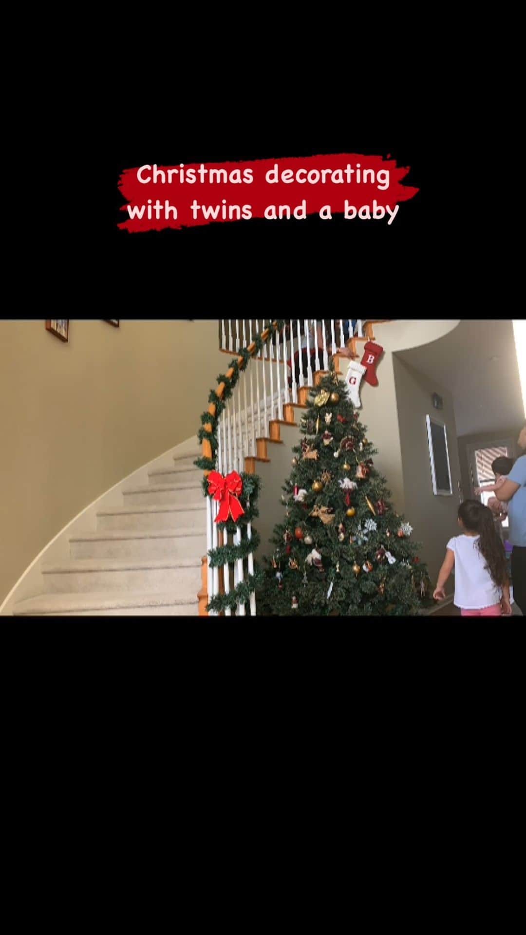 エリナ シルカのインスタグラム：「Putting up the Christmas decorations with 4 year old twins and a 2 month old was chaotic to say the least 🤪🎄 双子とベビーがいる中でツリー出したけど、両親のヘルプがあってもいつもの倍は時間かかったかも笑 でも完成したからなんでもよし！」