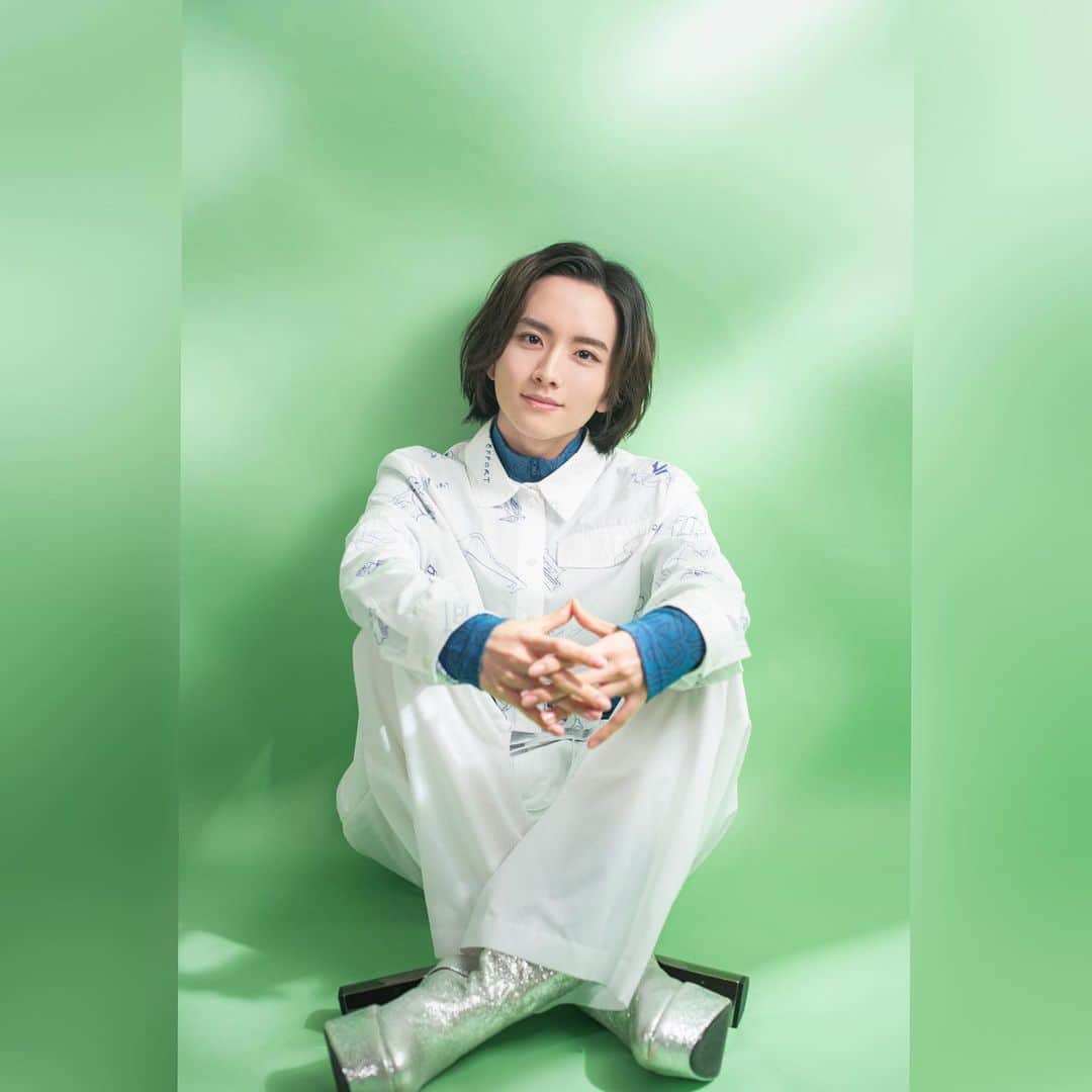 ニコ☆プチのインスタグラム：「🎬☁️💧🌿✨  映画『約束のネバーランド』出演 ノーマン役の #板垣李光人 さんが ニコ☆プチ2月号に登場🥰  元メンモのリヒトが 超ビックスターになって帰ってきたよ〜‼︎🌟🌟 （りっひーおかえり！）  映画のお話からニコ☆プチ時代のエピソード、 今のリヒトについてなどなど…… たくさんインタビューしているので ぜひチェックしてみてね‼︎🌼💫  🌱編集部コメント📝 柔らかくも芯のある美しい佇まいはもちろんのこと、『声』も素敵なノーマンの姿はぜひ劇場で🎬 登場シーンから、くぎづけになること間違いなし🤍🤍  #約束のネバーランド @yakuneba_movie  #板垣李光人 さん @itagakirihito_official  Photo by @kusumoto_takaki」