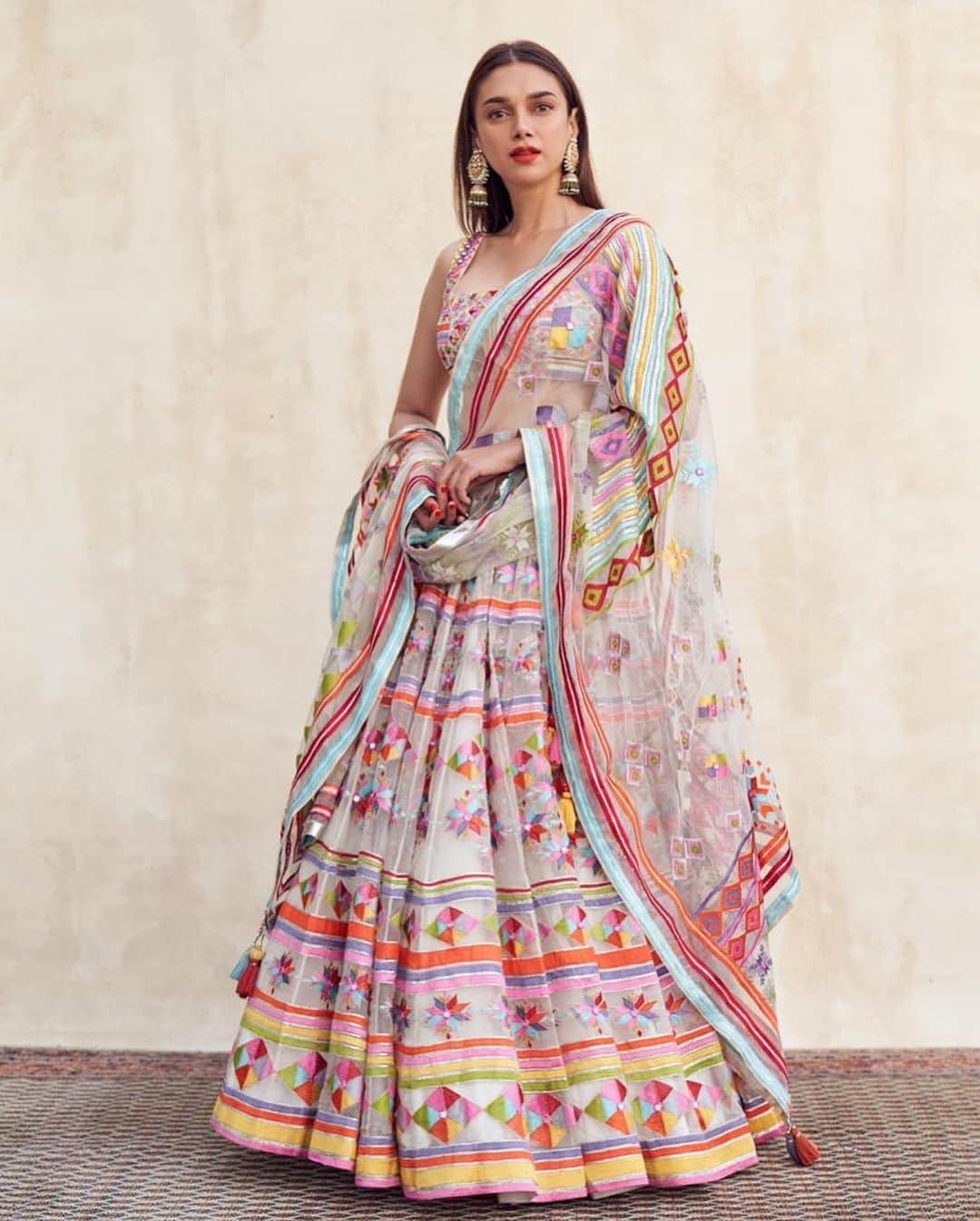 Indianstreetfashionさんのインスタグラム写真 - (IndianstreetfashionInstagram)「Aditi Rao Hyadri is gorgeous in this beautiful Lehenga 🌷 #indianstreetfashion @indianstreetfashion #indianwedding  #wedding #weddingsofinstagram #instawedding  #covidweddingplanning #bridesofindia #bridesofinstagram #indianbridaloutfit #weddinglook  #bridestyle #weddingtrend #trend #jewellery #weddinginspo #weddingplanner #weddingblogger #destinationwedding #weddingchoreography #sangeetperformance #bridaljewellery #couture #weddingjewellery #weddingshopping #weddingseason #wedding2020」12月22日 17時36分 - indianstreetfashion