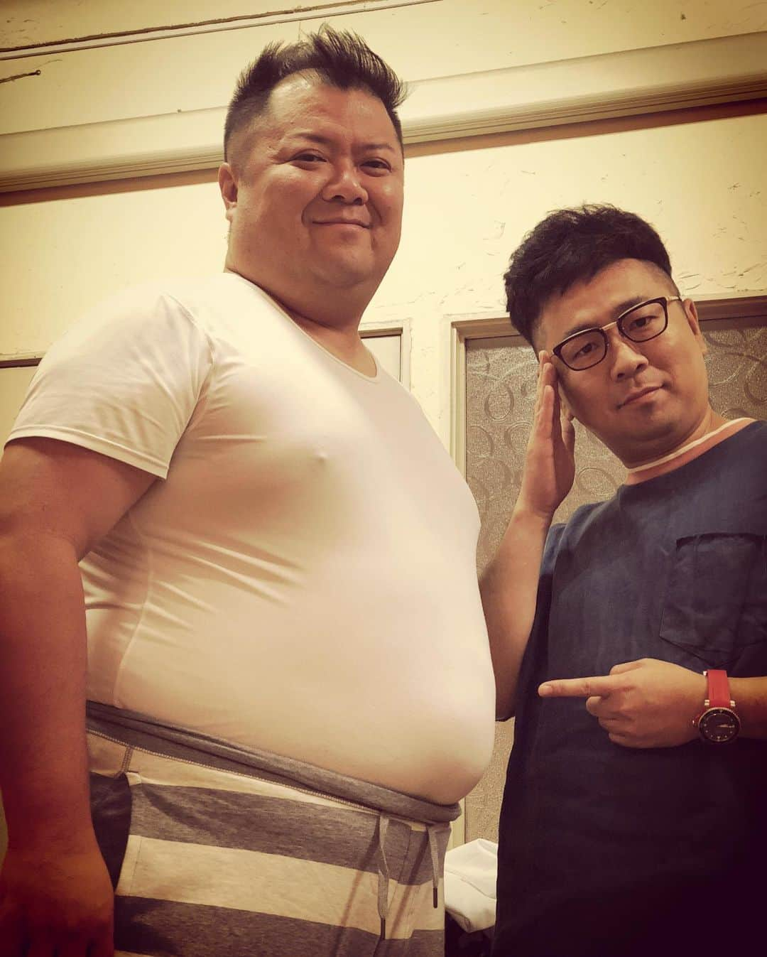 杉本知香さんのインスタグラム写真 - (杉本知香Instagram)「小杉さん、また少しリバウンドしてました💦 現在98kgだそうで💦 MAX痩せた時より10kg増量💦 119kgの時よりは痩せてるけど😂  今回も、私があみだした呼吸法で1番細く見える瞬間を狙って撮るという、ノンアプリな技（笑） 呼吸法無しと比較するとシュッとはなるけど、呼吸法も限界になってきた（笑）🤣  #中目黒美容室#ノンアプリ#呼吸法 #額縁増毛法 ※8枚目の写真  #ブラマヨ小杉#ブラックマヨネーズ#小杉竜一 #毛なっしー#モニタリング#ホンマでっかtv #アメトーーク#薄毛バレたくない芸人 #村上マヨネーズのツッコませて頂きます  #薄毛#ハゲ#バレバレ#砂鉄#扇子 #黒い炎#二人三脚#サイドの生え癖強い#砂鉄動画#直鋏#直バサミ#鏡餅 #ダイエット#高脂質食ダイエット #糖質制限#炭水化物制限 #TAKAHIRO」12月22日 17時36分 - sugimotoc