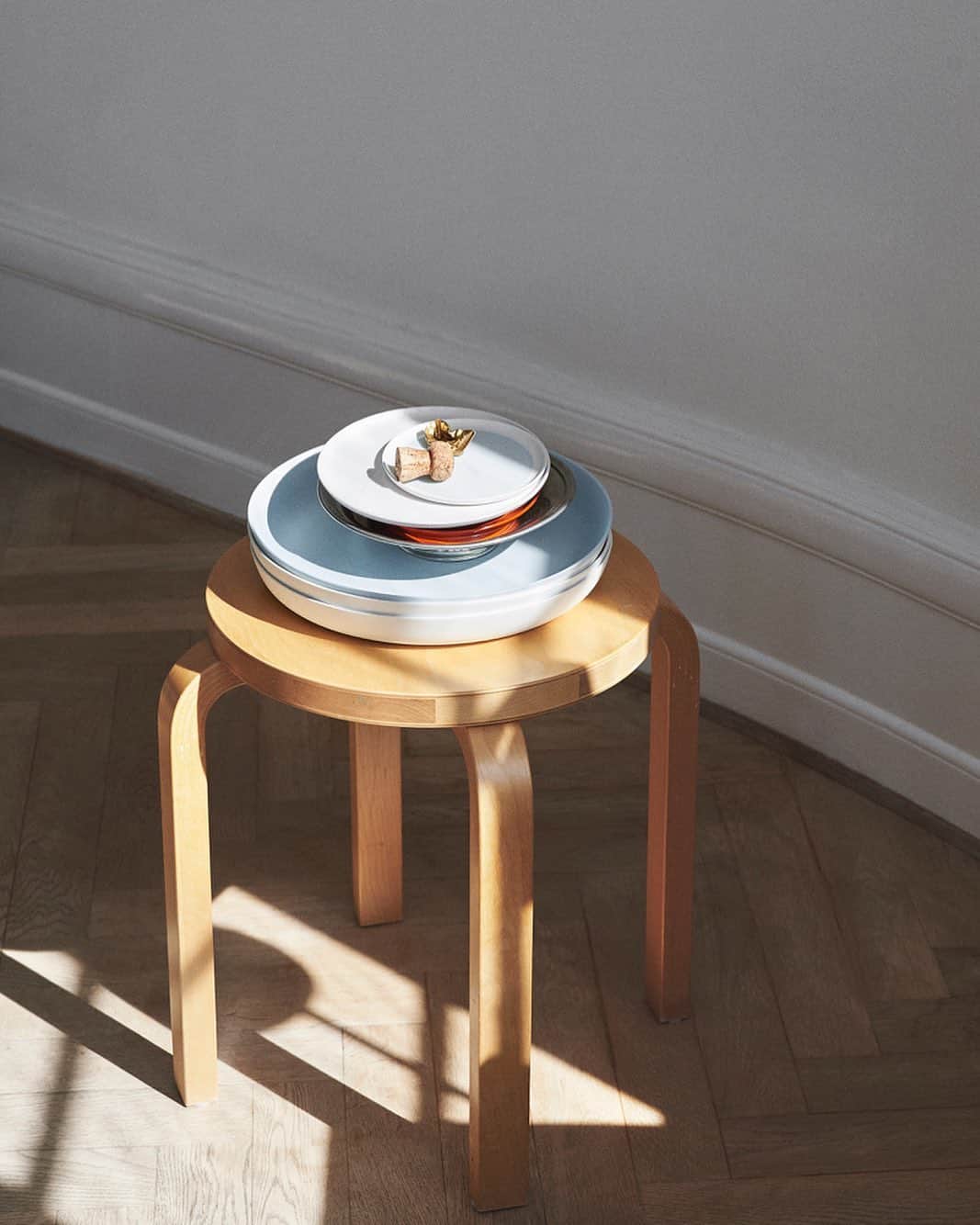 Artekさんのインスタグラム写真 - (ArtekInstagram)「So much more than a stool: The Stool E60 can be used in many spaces, with various roles. Here pictured: as a side table. Image by @allthewaytoparis, photo by Elizabeth Heltof for 1616arita/Japan」12月22日 17時36分 - artekglobal