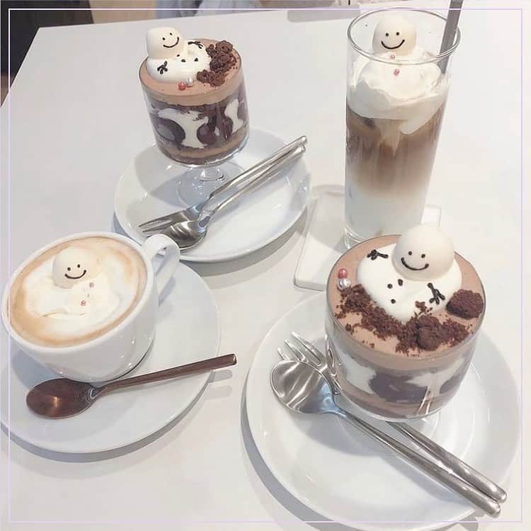 ピコフードさんのインスタグラム写真 - (ピコフードInstagram)「. 雪だるまがちょこんとかわいいカフェ⛄️ 可愛すぎて食べるのがもったいないぐらい…🥺🤤 . 🍽🍽🍽🍽🍽🍽🍽🍽﻿ お店のタグ﻿ #eatandsmile  他の地域を探す #piko_あざみ野 🍽🍽🍽🍽🍽🍽🍽🍽﻿ .﻿ @_kottonn11_  @oleahwa  @pyrn51  @zaruchan222  @clover_em  @98_02n  @wango_1112  さんありがとうございます😊﻿ .﻿ 🐥﻿ 🐥﻿ 🐥﻿ 🐥﻿ 🐥﻿ 🐥﻿ 🐥﻿ 🐥﻿ 🐥﻿ 🐥﻿ 🐥﻿ 🐥﻿ ﻿ ﻿ ※最新の情報は調べてご確認をお願いします🙇🏻‍♀️﻿ ﻿ 関東圏内のオシャレなグルメの投稿を厳選し、 紹介してます👣👀 オシャレなグルメを見つけよう！➡︎ @piko_food_ #piko_food もつけて投稿してくれると いいねとコメントしに行きます❤️ ﻿ 🐥﻿ 🐥﻿ 🐥﻿ 🐥﻿ 🐥﻿ 🐥﻿ 🐥﻿ 🐥﻿ 🐥﻿ 🐥﻿ ﻿ 🐥﻿ 🐥﻿ ﻿ .﻿ #あざみ野 #あざみ野カフェ #あざみ野ランチ #あざみ野グルメ #甘党 #冬スイーツ #雪だるま #雪だるまケーキ #スイーツ専門店 #スイーツ大好き #喫茶店巡り #일본카페 #도쿄카페 #神奈川グルメ #神奈川ランチ #神奈川カフェ #神奈川カフェ散歩 #神奈川グルメ旅 #神奈川カフェめぐり #神奈川グルメ部 #cafe #cafestgram #lunch #カフェ好きと繋がりたい #カフェ巡り部 #カフェ好きな人と繋がりたい」12月22日 17時36分 - piko_food_