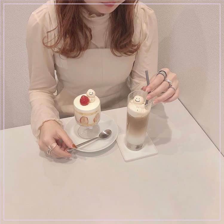 ピコフードさんのインスタグラム写真 - (ピコフードInstagram)「. 雪だるまがちょこんとかわいいカフェ⛄️ 可愛すぎて食べるのがもったいないぐらい…🥺🤤 . 🍽🍽🍽🍽🍽🍽🍽🍽﻿ お店のタグ﻿ #eatandsmile  他の地域を探す #piko_あざみ野 🍽🍽🍽🍽🍽🍽🍽🍽﻿ .﻿ @_kottonn11_  @oleahwa  @pyrn51  @zaruchan222  @clover_em  @98_02n  @wango_1112  さんありがとうございます😊﻿ .﻿ 🐥﻿ 🐥﻿ 🐥﻿ 🐥﻿ 🐥﻿ 🐥﻿ 🐥﻿ 🐥﻿ 🐥﻿ 🐥﻿ 🐥﻿ 🐥﻿ ﻿ ﻿ ※最新の情報は調べてご確認をお願いします🙇🏻‍♀️﻿ ﻿ 関東圏内のオシャレなグルメの投稿を厳選し、 紹介してます👣👀 オシャレなグルメを見つけよう！➡︎ @piko_food_ #piko_food もつけて投稿してくれると いいねとコメントしに行きます❤️ ﻿ 🐥﻿ 🐥﻿ 🐥﻿ 🐥﻿ 🐥﻿ 🐥﻿ 🐥﻿ 🐥﻿ 🐥﻿ 🐥﻿ ﻿ 🐥﻿ 🐥﻿ ﻿ .﻿ #あざみ野 #あざみ野カフェ #あざみ野ランチ #あざみ野グルメ #甘党 #冬スイーツ #雪だるま #雪だるまケーキ #スイーツ専門店 #スイーツ大好き #喫茶店巡り #일본카페 #도쿄카페 #神奈川グルメ #神奈川ランチ #神奈川カフェ #神奈川カフェ散歩 #神奈川グルメ旅 #神奈川カフェめぐり #神奈川グルメ部 #cafe #cafestgram #lunch #カフェ好きと繋がりたい #カフェ巡り部 #カフェ好きな人と繋がりたい」12月22日 17時36分 - piko_food_