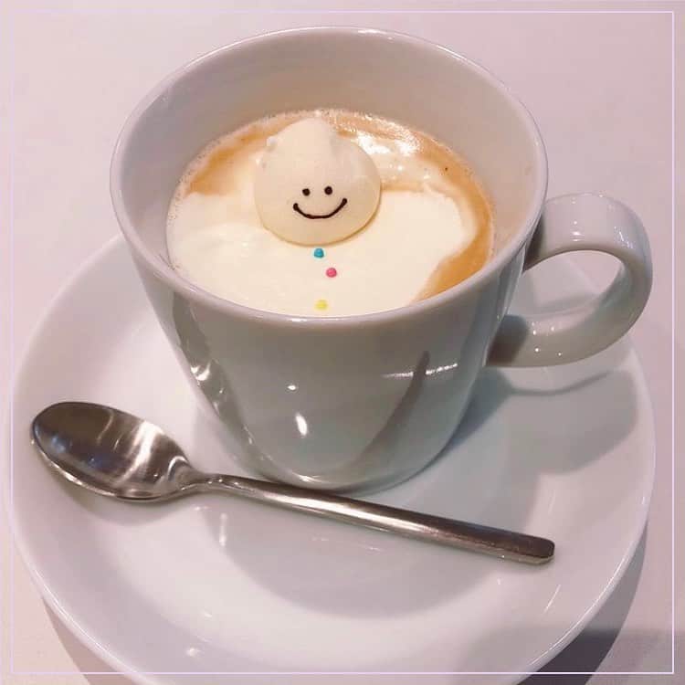 ピコフードさんのインスタグラム写真 - (ピコフードInstagram)「. 雪だるまがちょこんとかわいいカフェ⛄️ 可愛すぎて食べるのがもったいないぐらい…🥺🤤 . 🍽🍽🍽🍽🍽🍽🍽🍽﻿ お店のタグ﻿ #eatandsmile  他の地域を探す #piko_あざみ野 🍽🍽🍽🍽🍽🍽🍽🍽﻿ .﻿ @_kottonn11_  @oleahwa  @pyrn51  @zaruchan222  @clover_em  @98_02n  @wango_1112  さんありがとうございます😊﻿ .﻿ 🐥﻿ 🐥﻿ 🐥﻿ 🐥﻿ 🐥﻿ 🐥﻿ 🐥﻿ 🐥﻿ 🐥﻿ 🐥﻿ 🐥﻿ 🐥﻿ ﻿ ﻿ ※最新の情報は調べてご確認をお願いします🙇🏻‍♀️﻿ ﻿ 関東圏内のオシャレなグルメの投稿を厳選し、 紹介してます👣👀 オシャレなグルメを見つけよう！➡︎ @piko_food_ #piko_food もつけて投稿してくれると いいねとコメントしに行きます❤️ ﻿ 🐥﻿ 🐥﻿ 🐥﻿ 🐥﻿ 🐥﻿ 🐥﻿ 🐥﻿ 🐥﻿ 🐥﻿ 🐥﻿ ﻿ 🐥﻿ 🐥﻿ ﻿ .﻿ #あざみ野 #あざみ野カフェ #あざみ野ランチ #あざみ野グルメ #甘党 #冬スイーツ #雪だるま #雪だるまケーキ #スイーツ専門店 #スイーツ大好き #喫茶店巡り #일본카페 #도쿄카페 #神奈川グルメ #神奈川ランチ #神奈川カフェ #神奈川カフェ散歩 #神奈川グルメ旅 #神奈川カフェめぐり #神奈川グルメ部 #cafe #cafestgram #lunch #カフェ好きと繋がりたい #カフェ巡り部 #カフェ好きな人と繋がりたい」12月22日 17時36分 - piko_food_