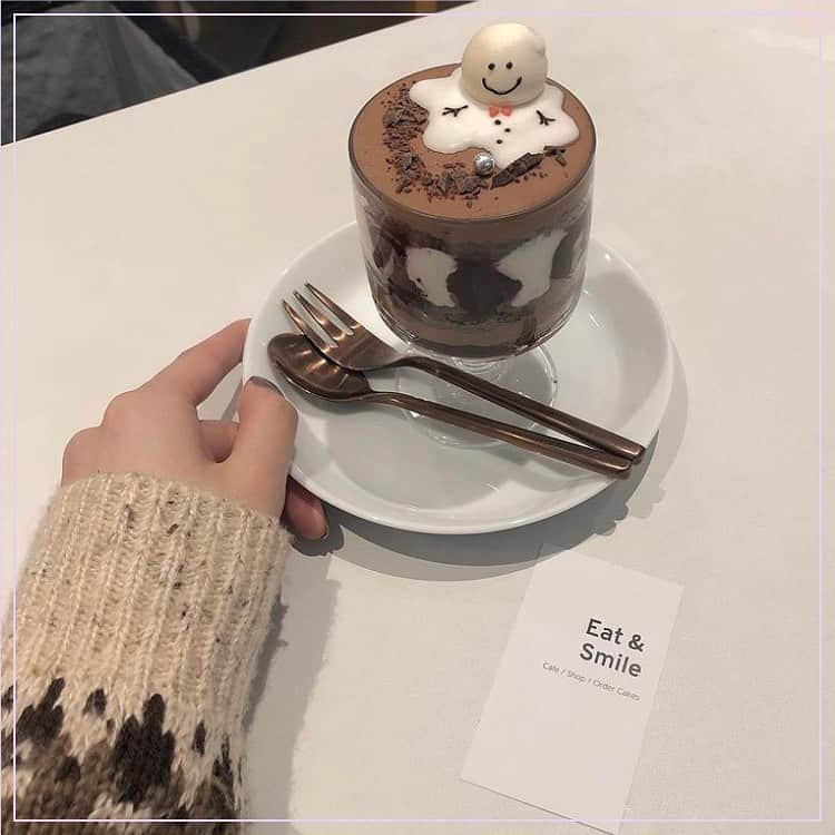 ピコフードさんのインスタグラム写真 - (ピコフードInstagram)「. 雪だるまがちょこんとかわいいカフェ⛄️ 可愛すぎて食べるのがもったいないぐらい…🥺🤤 . 🍽🍽🍽🍽🍽🍽🍽🍽﻿ お店のタグ﻿ #eatandsmile  他の地域を探す #piko_あざみ野 🍽🍽🍽🍽🍽🍽🍽🍽﻿ .﻿ @_kottonn11_  @oleahwa  @pyrn51  @zaruchan222  @clover_em  @98_02n  @wango_1112  さんありがとうございます😊﻿ .﻿ 🐥﻿ 🐥﻿ 🐥﻿ 🐥﻿ 🐥﻿ 🐥﻿ 🐥﻿ 🐥﻿ 🐥﻿ 🐥﻿ 🐥﻿ 🐥﻿ ﻿ ﻿ ※最新の情報は調べてご確認をお願いします🙇🏻‍♀️﻿ ﻿ 関東圏内のオシャレなグルメの投稿を厳選し、 紹介してます👣👀 オシャレなグルメを見つけよう！➡︎ @piko_food_ #piko_food もつけて投稿してくれると いいねとコメントしに行きます❤️ ﻿ 🐥﻿ 🐥﻿ 🐥﻿ 🐥﻿ 🐥﻿ 🐥﻿ 🐥﻿ 🐥﻿ 🐥﻿ 🐥﻿ ﻿ 🐥﻿ 🐥﻿ ﻿ .﻿ #あざみ野 #あざみ野カフェ #あざみ野ランチ #あざみ野グルメ #甘党 #冬スイーツ #雪だるま #雪だるまケーキ #スイーツ専門店 #スイーツ大好き #喫茶店巡り #일본카페 #도쿄카페 #神奈川グルメ #神奈川ランチ #神奈川カフェ #神奈川カフェ散歩 #神奈川グルメ旅 #神奈川カフェめぐり #神奈川グルメ部 #cafe #cafestgram #lunch #カフェ好きと繋がりたい #カフェ巡り部 #カフェ好きな人と繋がりたい」12月22日 17時36分 - piko_food_