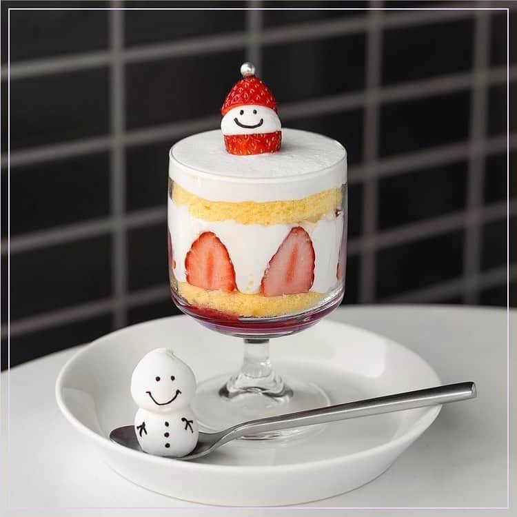 ピコフードさんのインスタグラム写真 - (ピコフードInstagram)「. 雪だるまがちょこんとかわいいカフェ⛄️ 可愛すぎて食べるのがもったいないぐらい…🥺🤤 . 🍽🍽🍽🍽🍽🍽🍽🍽﻿ お店のタグ﻿ #eatandsmile  他の地域を探す #piko_あざみ野 🍽🍽🍽🍽🍽🍽🍽🍽﻿ .﻿ @_kottonn11_  @oleahwa  @pyrn51  @zaruchan222  @clover_em  @98_02n  @wango_1112  さんありがとうございます😊﻿ .﻿ 🐥﻿ 🐥﻿ 🐥﻿ 🐥﻿ 🐥﻿ 🐥﻿ 🐥﻿ 🐥﻿ 🐥﻿ 🐥﻿ 🐥﻿ 🐥﻿ ﻿ ﻿ ※最新の情報は調べてご確認をお願いします🙇🏻‍♀️﻿ ﻿ 関東圏内のオシャレなグルメの投稿を厳選し、 紹介してます👣👀 オシャレなグルメを見つけよう！➡︎ @piko_food_ #piko_food もつけて投稿してくれると いいねとコメントしに行きます❤️ ﻿ 🐥﻿ 🐥﻿ 🐥﻿ 🐥﻿ 🐥﻿ 🐥﻿ 🐥﻿ 🐥﻿ 🐥﻿ 🐥﻿ ﻿ 🐥﻿ 🐥﻿ ﻿ .﻿ #あざみ野 #あざみ野カフェ #あざみ野ランチ #あざみ野グルメ #甘党 #冬スイーツ #雪だるま #雪だるまケーキ #スイーツ専門店 #スイーツ大好き #喫茶店巡り #일본카페 #도쿄카페 #神奈川グルメ #神奈川ランチ #神奈川カフェ #神奈川カフェ散歩 #神奈川グルメ旅 #神奈川カフェめぐり #神奈川グルメ部 #cafe #cafestgram #lunch #カフェ好きと繋がりたい #カフェ巡り部 #カフェ好きな人と繋がりたい」12月22日 17時36分 - piko_food_