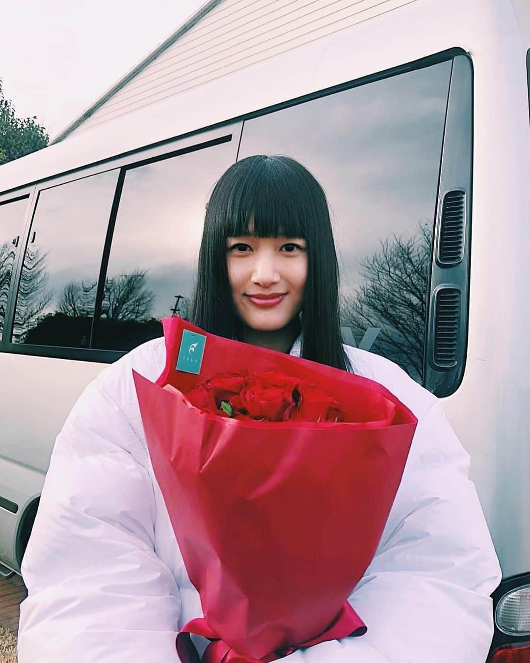 のインスタグラム：「薔薇の花は刺々しくも美しく、強くあろうと思わせてくれるところが好き。 そんな花束を撮影終わりに頂くと、まだまだだなと初心を取り戻させてくれる。  #30歳30本の薔薇🌹」