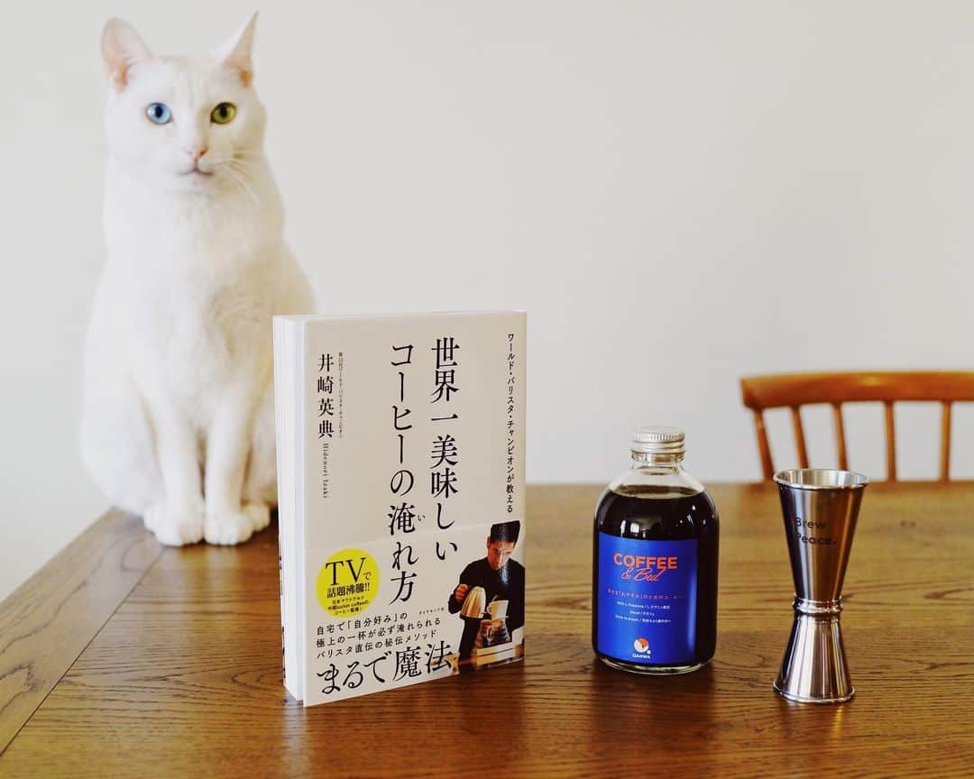 omomuroniさんのインスタグラム写真 - (omomuroniInstagram)「♪ 熱いーコーヒー飲みませんか〜 ☕️  こんな写真撮りながら 頭の中は野口五郎が流れてますよ。  ＆Premium 最新号は 「おいしいコーヒーライフ。」  ホントにホントに光栄なことに、 ワールドバリスタチャンピオンの 井崎英典さん @hide_izaki と対談形式で 話題の電気ケトルと電動グラインダーを レビューさせていただきました。  最近の電気ケトルはどれもスマートだし、 グラインダーは工夫がいっぱいで カッコイイのばかりでしたよ。  いやぁ、この撮影楽しかったです。 井崎さんの解説はとにかく明解で、軽やかで、 これなら自分でも出来そうだぞ、って思える ちょうどいいところまで教えて下さる感じで、 このご著書もまさにそんな本でした！  さらに、井崎さんが新しく始められたブランドの 第一弾商品「Coffee＆Bed 」をいただきました！ これ、興味深いのがそのコンセプト。 “ 幸せなおやすみのためのコーヒー”。 私も今晩さっそく… ☕️  数時間、聞きかじっただけですが、 コーヒーと茶道、共通するところ沢山あるなーと。  連載『＆TRIED IT』も本誌特集と 少しリンクしたアイテムをご紹介してます。 そちらもぜひ。  #アンドプレミアム #andpremium  #電気ケトル #コーヒーグラインダー #井崎英典 さん  #russellhobbs #ラッセルホブス #delonghi #デロンギ #brewista #ブリューイスタ #devicestyle #デバイスタイル #irisohyama #アイリスオーヤマ #balmuda #バルミューダ #yamazen #山善 #kalita #カリタ #wilfa #ウィルファ #niche #ニーシュ #cores #コレス #flairespressomaker   #撮ってると写り込みにくるシリーズ #おもむろにおしらせ」12月22日 17時43分 - omomuroni