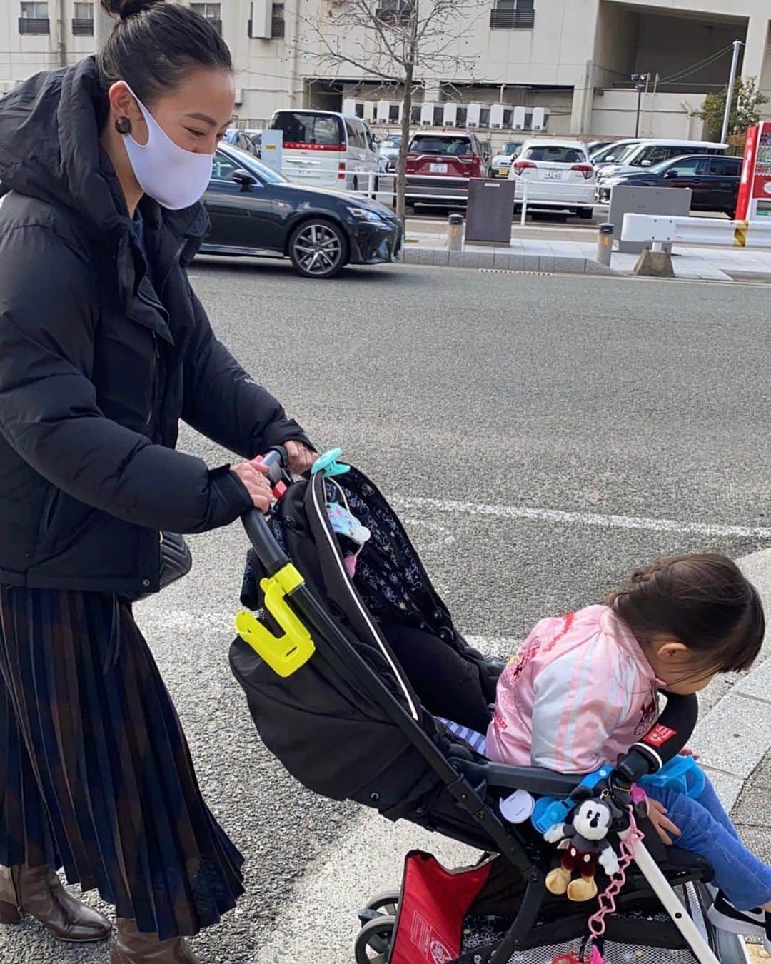 矢野由希子のインスタグラム：「ベビーカーをはじめておしたよ🧩  #祝 #ベビーカーデビュー」