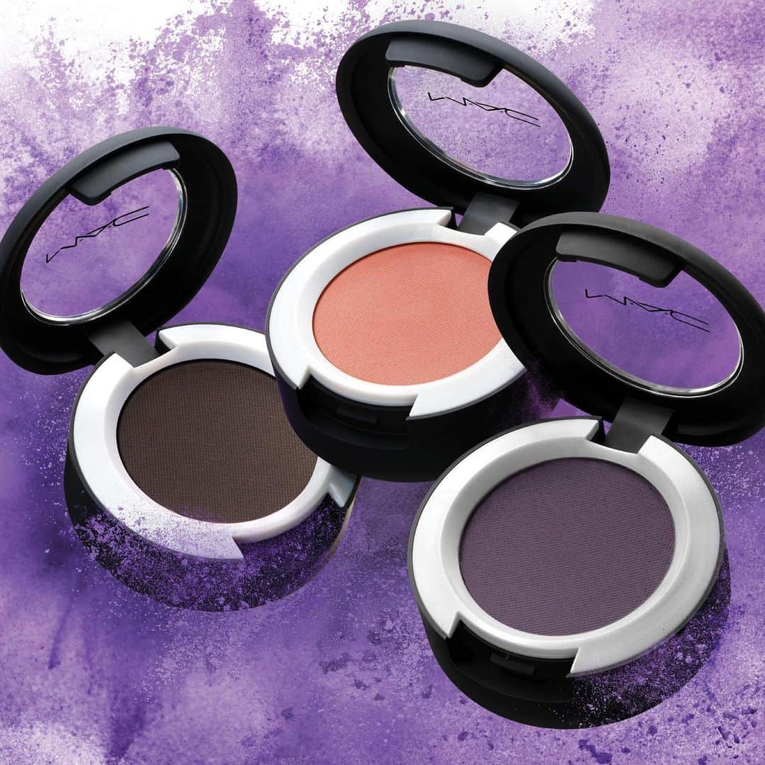 M∙A∙C Cosmetics Japanのインスタグラム：「ハイインパクトに出合える パウダーアイシャドウに新9色が登場✨  ㅤ 大胆ながらも柔らかなつけ心地を叶えるパウダーキス✨ベルベットのように、滑らかで軽いつけ心地。崩れにくいウォータープルーフタイプです。  ㅤ *12月22日(火) 公式オンラインショップ先行発売 *12月26日(土) 全国発売  ㅤ #MACパウダーキス #MACPowderKiss #MACCosmeticsJapan #MACコスメ #マックコスメ #MACCosmetics #コスメ #メイク #アイシャドウ #スモールアイシャドウ #アイメイク #コスメ紹介 #新作 #新作コスメ #新色#eyemakeup #eyeshadow #makeup #beauty」