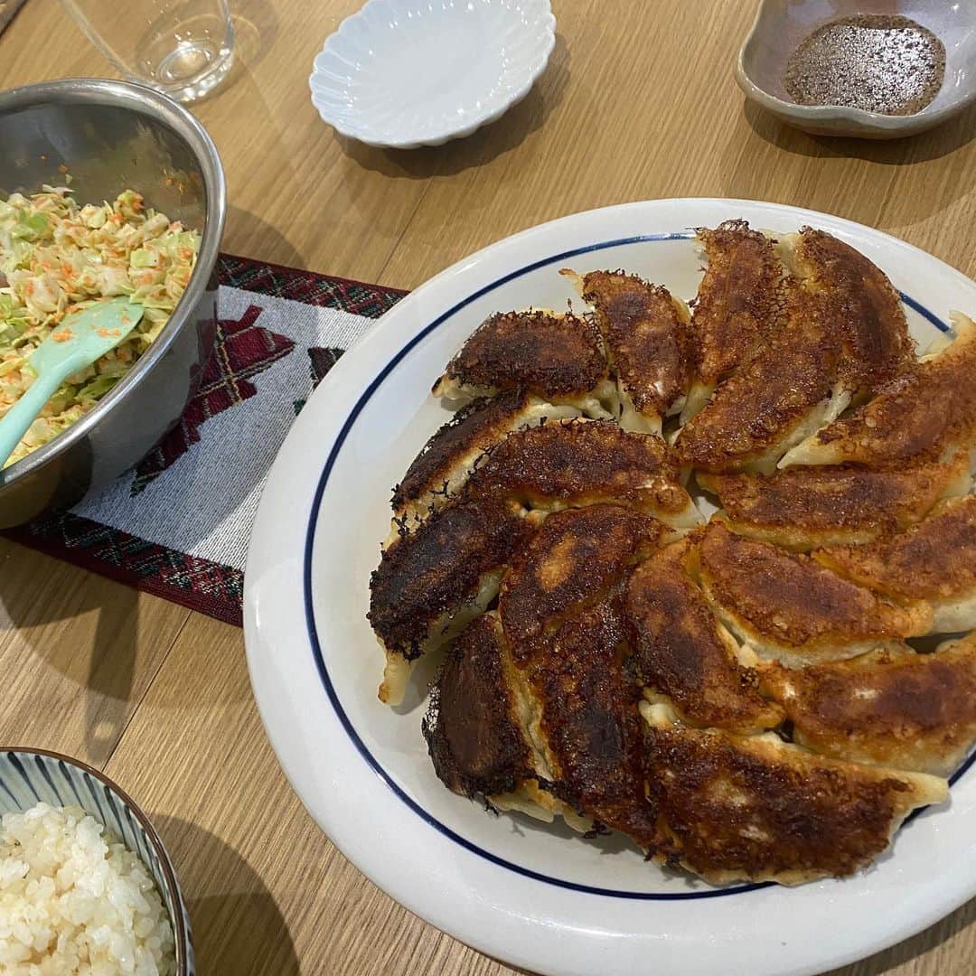 のインスタグラム：「餃子屋さんから生餃子をテイクアウトし、家で焼く。 皮がモチモチしてて中身はジューシーな私好み。 もちろん#昇天辣油 を使って美味しく食べます。 餃子って自分で作ると手間かかるからやらない…子供の頃母親に餃子をせがんでいた自分…ホントに感謝だなぁ。 なんとなく作ったコールスローもいい感じ。『お酢』じゃなくて『すし酢』使うとめちゃくちゃ美味しいコールスローができるよ！おすすめ。  #おうちごはん #餃子 #昇天辣油」
