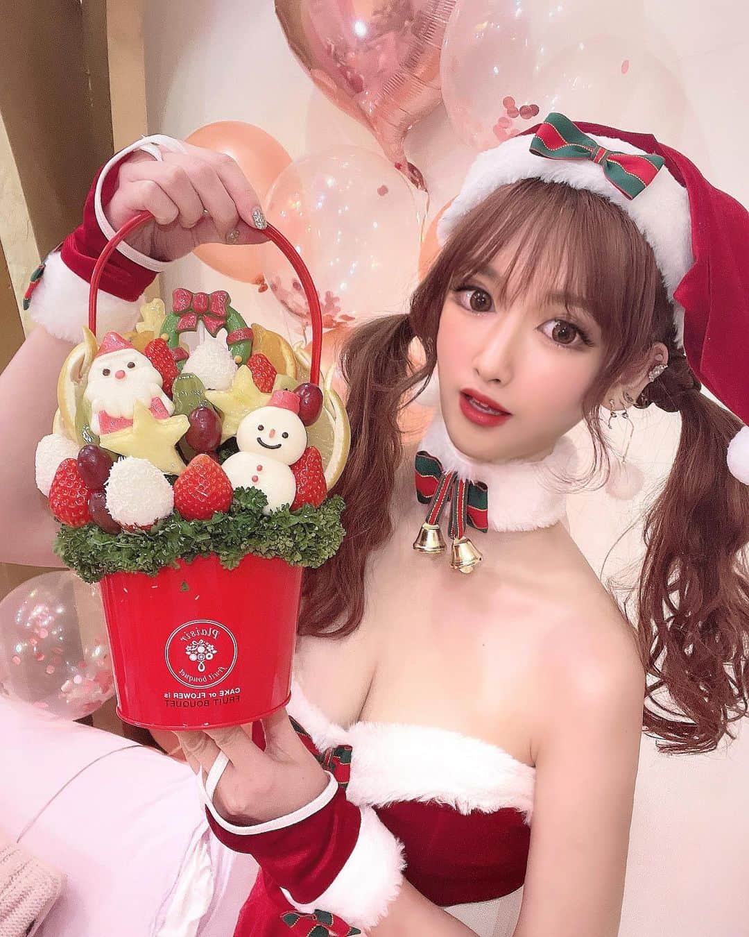 のインスタグラム：「・ ・ みてみて~😳✨ このフルーツブーケがすごく可愛かった🍓🍌🍎 期間限定のクリスマス仕様だよ♡♡♡ この日のコスプレは私がこの前撮影でお世話になった @dress_tika さんのコスプレ🎅🏻❤️💭 ・ #クリスマスコスプレ #サンタコス #ツインテール  #tika  #コスプレはtika #ビジョビ」