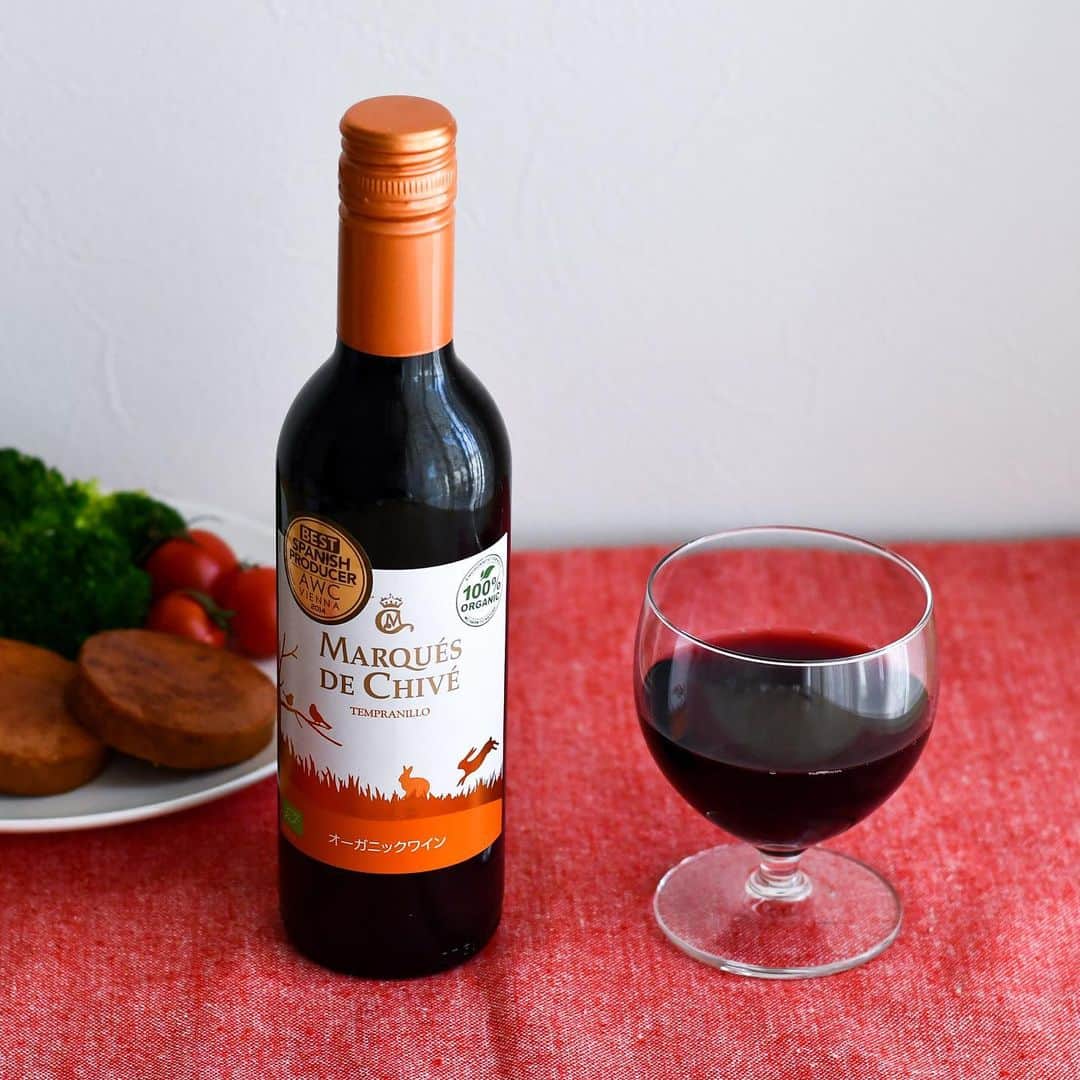 BIO-RAL靭店さんのインスタグラム写真 - (BIO-RAL靭店Instagram)「・ 「マルケス・デ・チベ　オーガニックワイン　レッド　飲みきりハーフサイズ　375ml」  スペイン産のミディアムボティの赤ワインです★  バレンシア地方の自然豊かな環境の自社農園で栽培されたぶどうを使用したワインです。 スペインの代表的赤ワイン品種テンプラニーリョ100％。  優しい果実味を感じる滑らかな 味わいなので、卵やチーズのタパス・肉料理と相性抜群です！  #ビオラル #bioral #bio-ral #ビオラル靭店 #スーパーライフ #ライフコーポレーション #阿波座 #阿波座スーパー #靭公園 #ライフ #ナチュラルスーパーマーケット #ナチュラルマーケット #スーパーマーケット #大阪スーパー #西区スーパー #bio #organic #biowine #organicwine #ミディアムボディワイン #midiumbodywine #スペインワイン #スペイン産ワイン #Spanishwine #リードオフジャパン #マルケスデチベ #マルケス・デ・チベ #MarquesdeChiveOrganicRed」12月22日 12時20分 - bioral_west