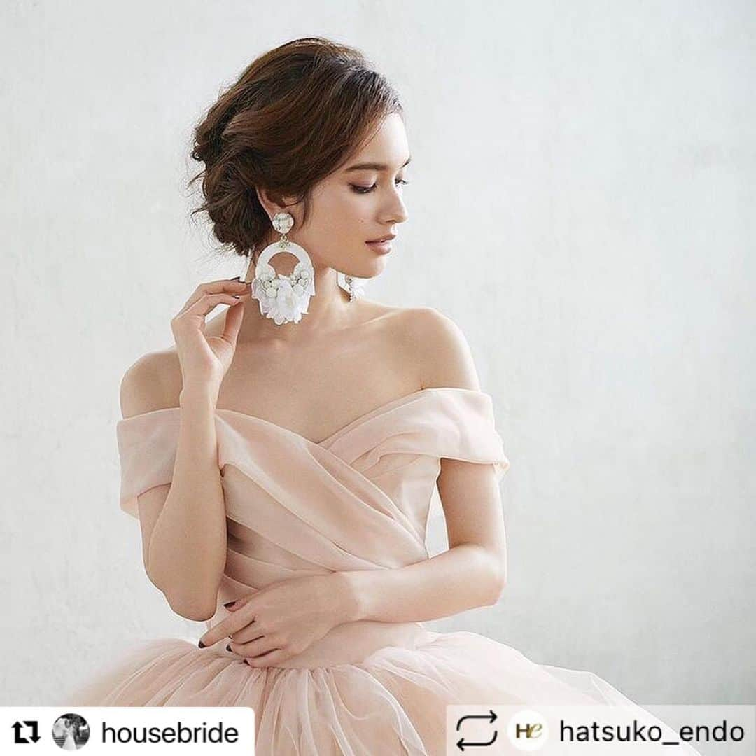 di grado dolce津のインスタグラム：「#Repost  @housebride with  @make_repost ・ ・ ・ @housebride  @hatsuko_endo より  リポスト . . . 《ドレスイベントのご案内》 . . .  ✨ハツコエンドウ新作試着会✨ 2021花嫁様へ♡ 今回新たにウエディングとカラーを入荷！ 【開催日】 2020年12月26日 12月27日 ご予約制 . ✨ハツコエンドウ着くらべ試着会✨ これまでのハツコエンドウ作品を一度に試せるチャンス！ 【開催日】 2021年1月5日、1月7日、1月8日、1月9日、1月10日、1月11日 ご予約制 . . . ご予約はhpまたはお電話にて受付開始‼︎ お早めのご予約を☺︎♡ . . . #ハウスブライド #ハツコエンドウ #ハツコエンドウドレス #新作ドレス #試着 #ドレス試着 #ウエディングドレス  #カラードレス #花嫁 #結婚準備 #ドレス迷子 #2021春婚  #2021秋婚 #2021花嫁 #イベント #12月 #名古屋 #三重」