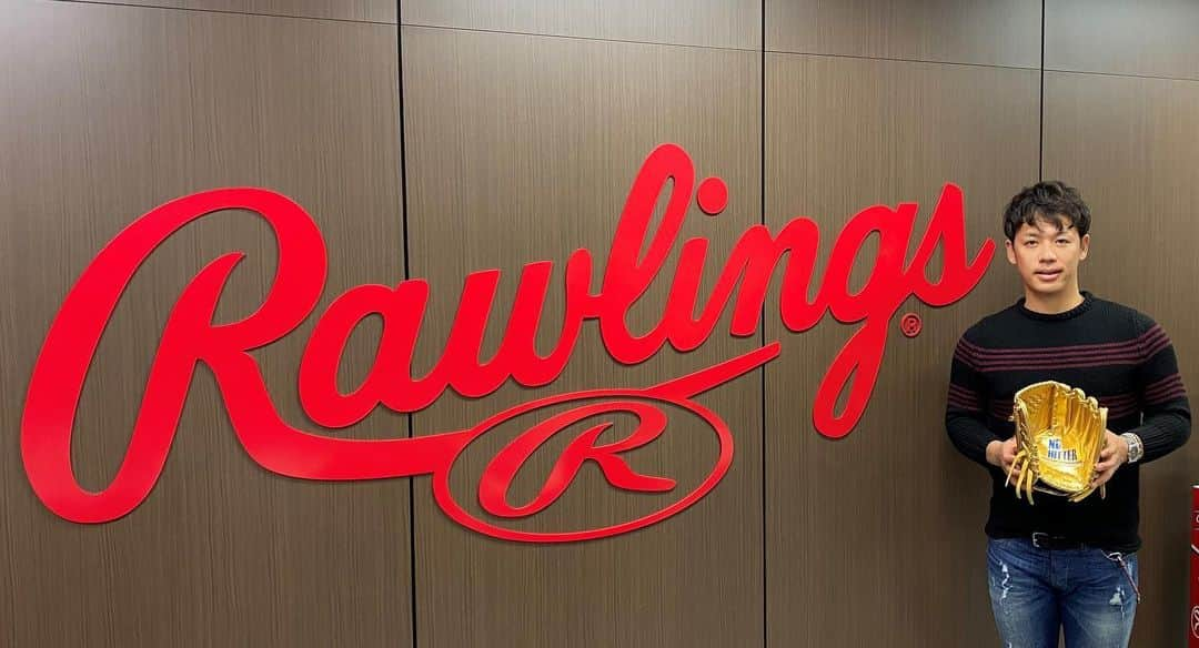 Rawlings Japanさんのインスタグラム写真 - (Rawlings JapanInstagram)「来シーズン使用するグラブの打合せとシーズンの報告を兼ね小川泰弘選手がローリングスオフィスに！シーズン中に達成したノーヒットノーランのお祝いとして「NO HITTER」の刺繍入りゴールドクラブをプレゼントさせて頂きました！ #ローリングス  #Rawlings #小川泰弘 #ノーヒットノーラン #ライアン @rawlings_japan_llc」12月22日 12時21分 - rawlings_japan_llc