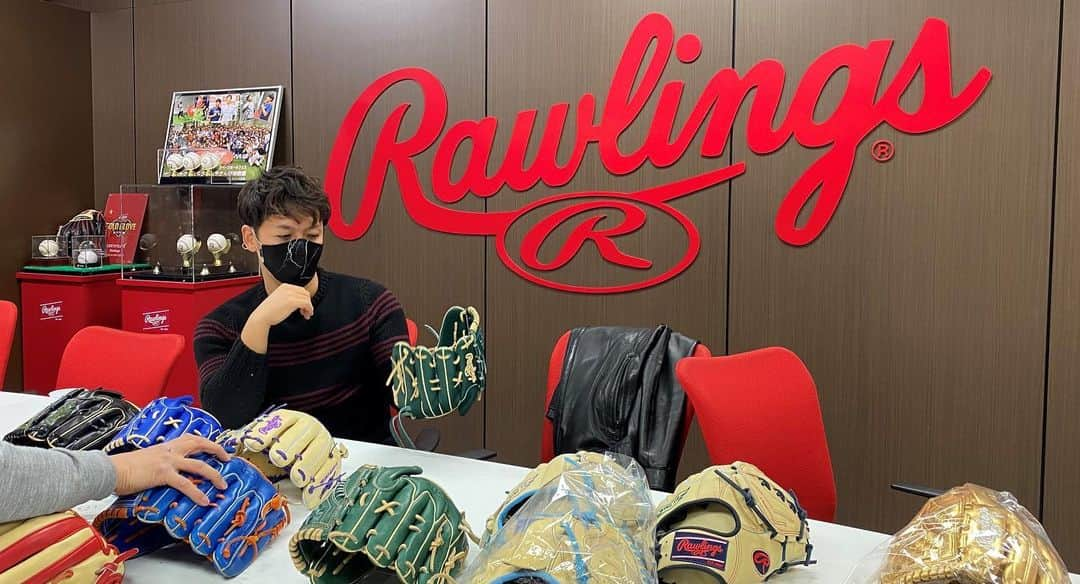 Rawlings Japanさんのインスタグラム写真 - (Rawlings JapanInstagram)「来シーズン使用するグラブの打合せとシーズンの報告を兼ね小川泰弘選手がローリングスオフィスに！シーズン中に達成したノーヒットノーランのお祝いとして「NO HITTER」の刺繍入りゴールドクラブをプレゼントさせて頂きました！ #ローリングス  #Rawlings #小川泰弘 #ノーヒットノーラン #ライアン @rawlings_japan_llc」12月22日 12時21分 - rawlings_japan_llc