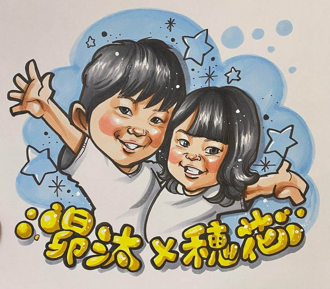 似顔絵★𝗚𝗢𝗥𝗜𝗞𝗜𝗡𝗚のインスタグラム：「. . 先日の一枚目❤️ . . 二枚のご依頼でした💕 こちらは、可愛いお子様たち2人を⭐️✨ . . シンプルなデザインだけど、 元気いっぱいに仕上がりました❤️ . . .  ❌❌現在は、予約受付終了してます❌❌ 。 . . .  2020年度ご予約のお客✨ 現在145番までの方へ案内中です🌟✨💕 DMの確認いただきgmailへ返信宜しくお願い致します🙇‍♀️🌟✨✨ . . . .  次回の予約応募は、2020年のご予約分を書き終える予定の 来年春から夏頃の、、、予定です。 ※あくまでも予定なので前後します🙇‍♀️ . . . .  オーダー再開の際には 人数制限あるため必ず予約ができるわけではございません。 そのことも踏まえた上で 次回ご検討いただけると嬉しいです(^^) . . また、結婚式の使用を考えてくださる方も多いです✨  前々からお伝えしていますが、 基本的に予約順に対応しているため、 近々の納期を希望される方は、 対応できないこともあるので、 あらかじめご了承ください💦 . . . . . ※今回予約が取れた方へ※ . .  写真がまだ用意できてない、入金が遅れそうなど、状況により、順番が前後することもございます‼️ あらかじめご了承ください。 。 . . . また、芸能人、キャラクターのオーダー、パロディ風オーダーはお断りしています。  芸能人については、ご本人様に直接プレゼントなどはOKです。 . . . . . . 💰料金表は過去投稿記事みてね❤💰 . . . . . ➡️ハッシュタグ⇨ goriking117料金表2019⬅️ . . ✨✨✨✨✨✨✨✨✨✨✨✨✨✨✨✨ @by.goriking のアカウントでは、 過去書かせて頂いたお客様方からの、 似顔絵のその後のお写真をいただき、 投稿しております^ - ^❤️❤️ 玄関に飾ってある似顔絵、 渡した瞬間のお写真、 ご本人とのお写真などなど💕 いろんな場面でのお写真お待ちしております^ - ^✨⭐️ . . . .  #似顔絵#pencildrawing#drawing#pencil#illust#painting#art#artwork#絵描きさんと繋がりたい#似顔絵師#gorikingの似顔絵屋さん#仲良し兄妹#兄妹#星#可愛い#子供#息子#娘#元気#kids#kids_japan#kidsfashion #comicart#anime#animeart#comicartist#animejapan#초상화」