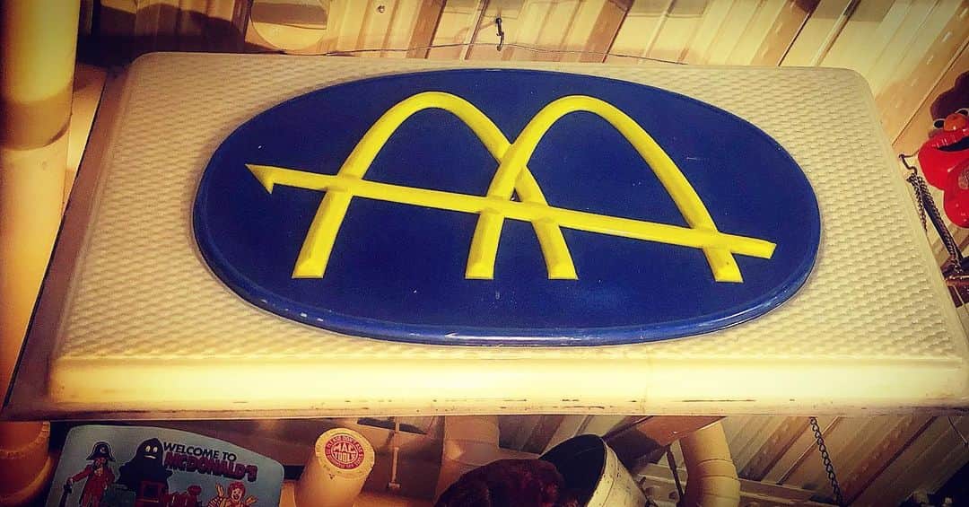 大川知英のインスタグラム：「60's Mcdonald's Golden Arch Store Sign 🍟 マクドナルドといえばＭのロゴ イメージしかないですが昔は こんなロゴだったんですね🚬 オールドゴールデンアーチⓂ️🇺🇸 色も青でCool💩❗️約60年前の看板 がここにあるって不思議ずっぽし👨🏾 夜な夜な天井見るたび思う事がある🚬 ceiling baby👶🏻...upi🤡❗️ #mcdonalds #goldenarch  #storesign#60s#vintage #最高の歴史的看板#不思議部屋 #天井がまだベイビー#ずっぽし#upi #amecajiboys #takatsubase  #アメトイ部#captain」