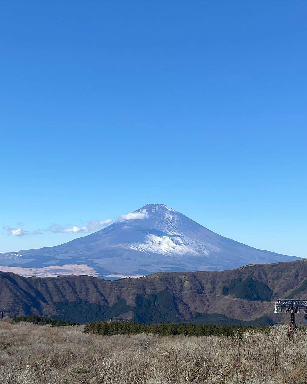 のインスタグラム：「✨ 今日を境に 土の時代から風の時代へ。 大きな時代の交替は220年ぶりのことだそうですね！  新鮮な気持ちで。 これまで当たり前だと思い込んでいたようなことを見直すタイミング！  まずは風の時代を軽やかに、舞うように生きていくために、身体を軽くしたい。せねば。します。頑張ります。  大涌谷できれいに見えた富士山をみなさまにお裾分け🗻 新しい時代を、面白がりながら受け入れていけますように🙏  #富士山 #🗻 #2020 #風の時代 #🙏  #大涌谷 #黒たまご #寿命を7年伸ばしました #ありがとうございます」