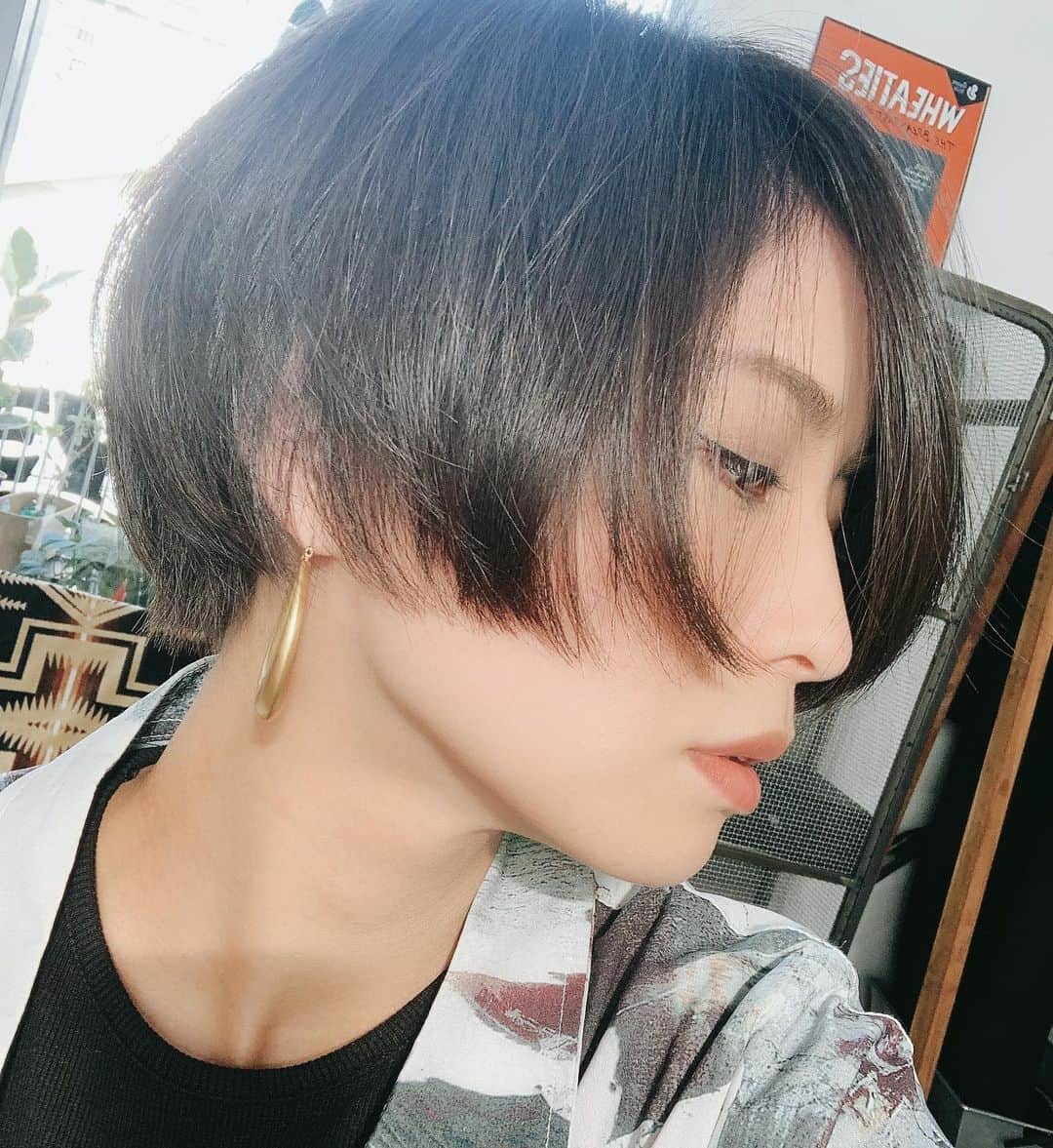 真崎ゆかのインスタグラム：「うつつのしかく「半神」 現時点で12/26(土)14時/19時、27(日)13時が完売となりました。 ご予約くださった皆さま、ありがとうございます🙇‍♀️✨ 25日(金)19時、27日(日)17時も残席僅かとなりました。 ご検討されてる方は、お早めのご予約をおすすめいたします🙏💦  https://www.quartet-online.net/ticket/utsutsu2?m=0qgahbe ・ 写真は今のヘア。 前回Life On Mars?ではメンズっぽいスタイルにしてもらったのでちょっと名残が残ってしまってますが、全体をすいて少し丸みが出るようなシルエットに。 ・ いよいよ本日最終稽古。 明日から小屋入り。 ここまで来たらもうホントあっという間ですわな。 まだまだ気が抜けないのですが、2020年の締めくくりの舞台として思いっきりやり切りたいと思います💪 ・ #うつつのしかく #半神 #舞台 #シアター風姿花伝」