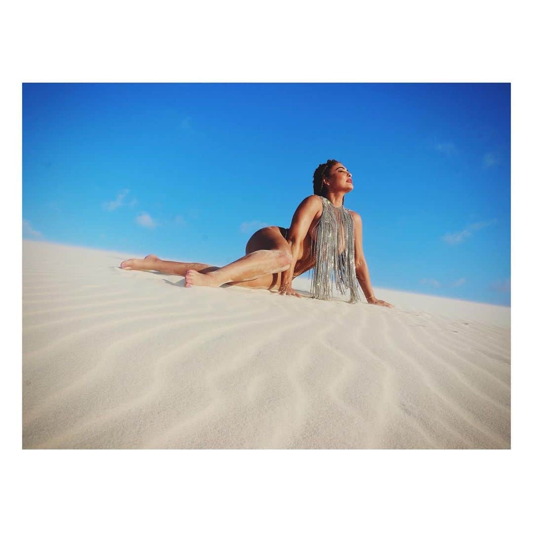 ジュリアナ・パエスのインスタグラム：「AQUARIUS (Martha Medeiros)  O filme Hair está na minha lista dos “dez mais”, não por ter atuações inesquecíveis ou um roteiro fora de série, mas pela sua atmosfera, bem ao estilo “um novo mundo é possível”. Eu era uma adolescente quando assisti pela primeira vez e virei uma hippie incurável – ao menos na alma, e a alma é tudo o que importa.   Não há quem não reconheça sua música de abertura. Aos primeiros acordes, nossa pulsação acelera, e acelera mais, até que entra a voz da cantora Ren Woods: “When the moon is in the seventh house/and Jupiter aligns with Mars...” É a conjunção cósmica que inaugura a era de Aquário. Mesmo não acreditando em astrologia, não me deixe aqui sozinha, permaneça no texto. Vamos dar as mãos e let the sunshine in (quem não é meio hippie?)   Dizem que a partir deste 21 de dezembro, as vibrações astrais serão alteradas e os tempos sombrios se vão. Claro que nada será perceptível no primeiro minuto, nem no segundo (provavelmente em alguns anos), mas é científico e inegável: a incivilidade do planeta está por um fio. De minha parte, tenho pressa em testemunhar esta transição, então não vou colocar uma flor no cabelo e esperar sentada. Quero dar um empurrãozinho. O “paz e amor” tem que ser pra já.   Nosso passatempo preferido tem sido detonar uns aos outros. Nunca fomos tão bélicos, agressivos, insuportáveis. Materialismo, consumismo, desrespeito ao meio ambiente, estresse, competitividade, tudo culminando neste 2020 pavoroso. Chega. Sai a tensão, entra a harmonia. Valores mais humanistas, um olhar mais pacífico para a vida. Espero que não estejamos destreinados para a delicadeza.  O vento começará a soprar a favor, então que a gente aproveite para varrer os destroços e construir uma sociedade mais coletiva, aberta e do bem. Vamos usar a tecnologia para nos unir, não para disparar mentiras e ofensas. Valorizemos aqueles que produzem ideias novas e arte de qualidade. Aqueles que desenvolvem vacinas, energia limpa, fórmulas contra o desperdício. Aqueles que impulsionam um novo progresso, não mais relacionado a poder, hierarquia e dinheiro, e sim a uma evolução espiritual e fraterna. (Continua nos comentários)」