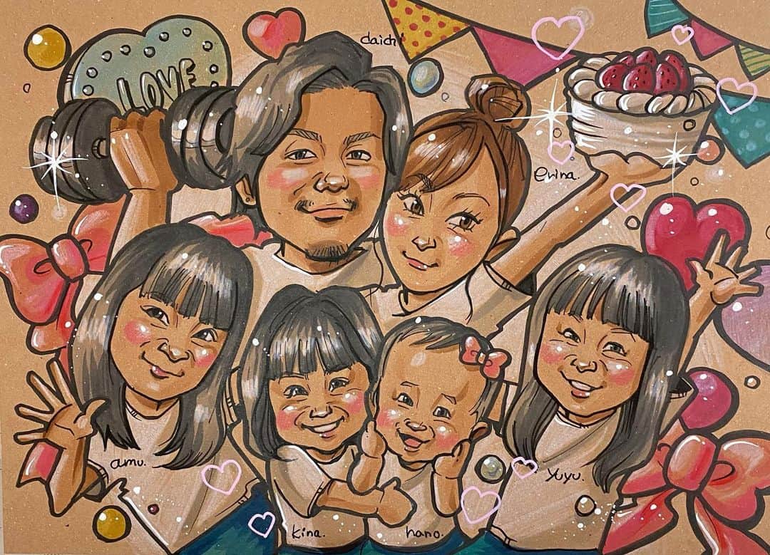 似顔絵★𝗚𝗢𝗥𝗜𝗞𝗜𝗡𝗚のインスタグラム：「. . . 同じ方からの二枚目❤️❤️ . . こちらは、プレゼント分かな❓✨ また違うご家族みなさまをーーーー🔥💕  . . 背景はプリプリポップに🍬🍭❤️❤️ . . お子様みなさんが女の子で、 んまぁーーーー可愛い❤️❤️❤️  旦那様は趣味のダンベルを持ち、 奥様はお仕事のケーキを持って🎂✨  . . 賑やかなご依頼ありがとうございました💕✨  ❌❌現在は、予約受付終了してます❌❌ 。 . . .  2020年度ご予約のお客✨ 現在145番までの方へ案内中です🌟✨💕 DMの確認いただきgmailへ返信宜しくお願い致します🙇‍♀️🌟✨✨ . . . .  次回の予約応募は、2020年のご予約分を書き終える予定の 来年春から夏頃の、、、予定です。 ※あくまでも予定なので前後します🙇‍♀️ . . . .  オーダー再開の際には 人数制限あるため必ず予約ができるわけではございません。 そのことも踏まえた上で 次回ご検討いただけると嬉しいです(^^) . . また、結婚式の使用を考えてくださる方も多いです✨  前々からお伝えしていますが、 基本的に予約順に対応しているため、 近々の納期を希望される方は、 対応できないこともあるので、 あらかじめご了承ください💦 . . . . . ※今回予約が取れた方へ※ . .  写真がまだ用意できてない、入金が遅れそうなど、状況により、順番が前後することもございます‼️ あらかじめご了承ください。 。 . . . また、芸能人、キャラクターのオーダー、パロディ風オーダーはお断りしています。  芸能人については、ご本人様に直接プレゼントなどはOKです。 . . . . . . 💰料金表は過去投稿記事みてね❤💰 . . . . . ➡️ハッシュタグ⇨ goriking117料金表2019⬅️ . . ✨✨✨✨✨✨✨✨✨✨✨✨✨✨✨✨ @by.goriking のアカウントでは、 過去書かせて頂いたお客様方からの、 似顔絵のその後のお写真をいただき、 投稿しております^ - ^❤️❤️ 玄関に飾ってある似顔絵、 渡した瞬間のお写真、 ご本人とのお写真などなど💕 いろんな場面でのお写真お待ちしております^ - ^✨⭐️ . . . .  #似顔絵#pencildrawing#drawing#pencil#illust#painting#art#artwork#絵描きさんと繋がりたい#似顔絵師#gorikingの似顔絵屋さん#仲良し姉妹#カラフルポップ#ダンベル#🎂#ケーキ#sisters#sisters👭#可愛い#4姉妹娘#元気#kids#kids_japan#kidsfashion #comicart#anime#animeart#comicartist#animejapan#초상화」
