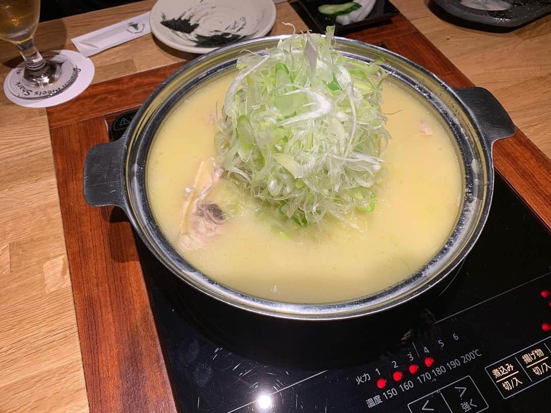 忍成修吾のインスタグラム：「美味しい水炊きをご馳走になりました😆 鳥料理もさる事ながらスープが美味しかった~✨ 沢山飲みました♪ そして鶏肉や葱を頂いてスープだけになったところにフカヒレを投入‼️ スープが染み込むのを待つまで、ササミのしゃぶしゃぶをポン酢で頂きました☺️ そして鳥スープの染み込んだフカヒレを‼️ 美味しかった~(T ^ T) 〆は素麺を頂き、もう最高でした😁 ご馳走様でした‼️」