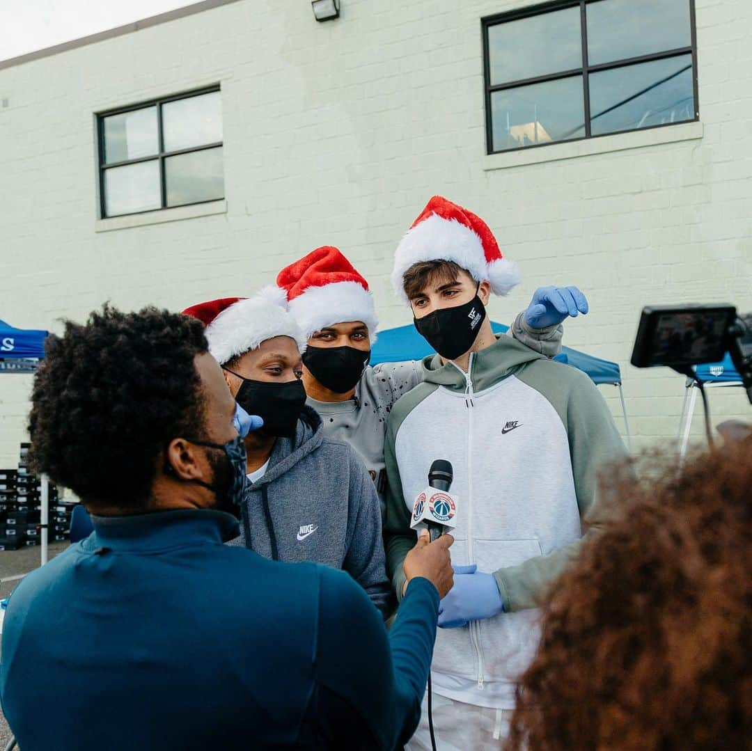 ラッセル・ウェストブルックさんのインスタグラム写真 - (ラッセル・ウェストブルックInstagram)「Today, I partnered with The Children’s Guild DC Public Charter School to host our 1st Washington D.C. (COVID-19 safe) holiday drive, earlier this afternoon! I handed out masks, backpacks, and some my signature Jordan shoes to nearly 300 students at The Children’s Guild in grades K-8. We are looking forward to continuing our work and connecting with the inner-city youth here in the DMV to empower them to ask, Why Not? in the face of adversity and inspire them to be the change they want to see in the world! We are excited to be here!   #whynot #impactandinspire #dmv」12月22日 12時35分 - russwest44