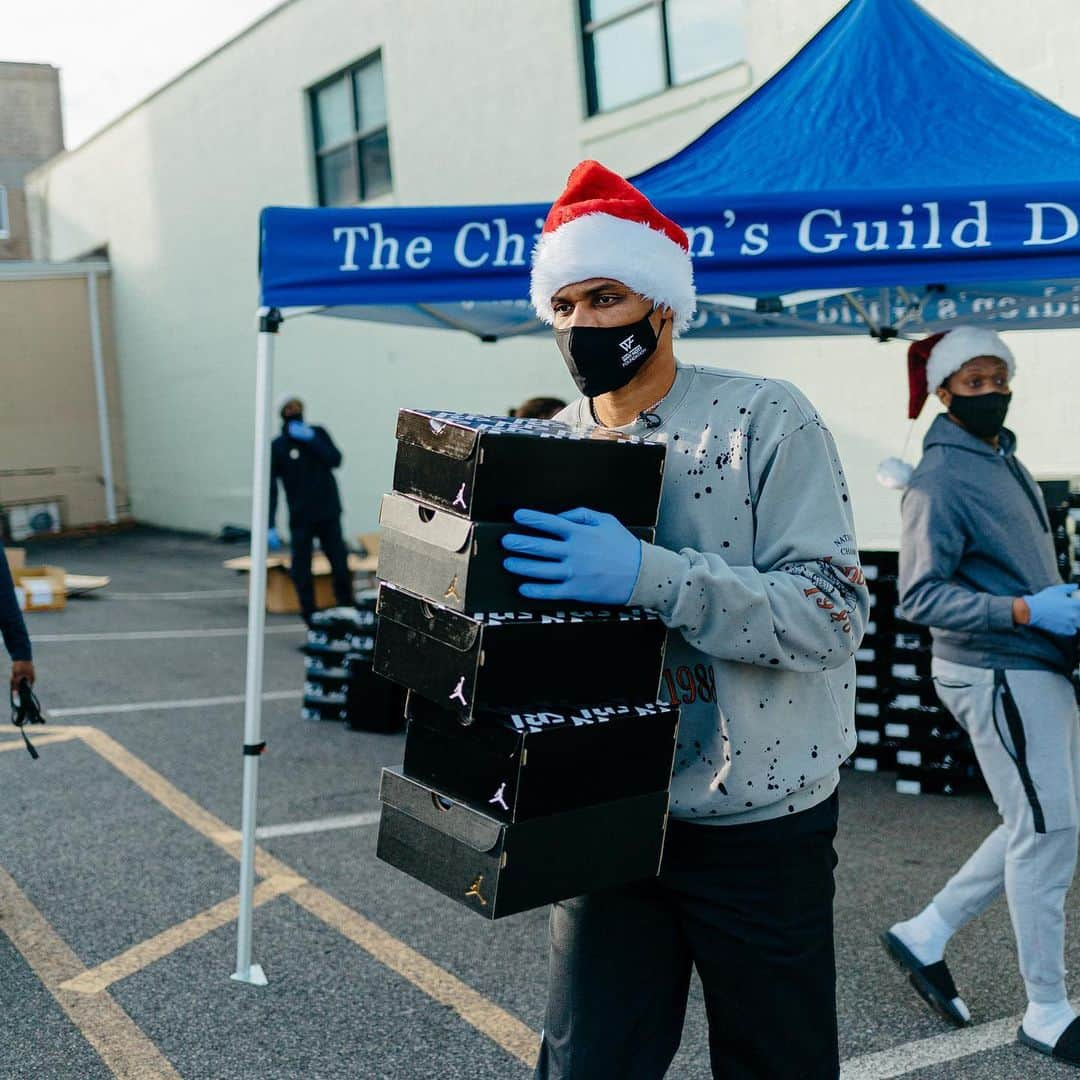 ラッセル・ウェストブルックさんのインスタグラム写真 - (ラッセル・ウェストブルックInstagram)「Today, I partnered with The Children’s Guild DC Public Charter School to host our 1st Washington D.C. (COVID-19 safe) holiday drive, earlier this afternoon! I handed out masks, backpacks, and some my signature Jordan shoes to nearly 300 students at The Children’s Guild in grades K-8. We are looking forward to continuing our work and connecting with the inner-city youth here in the DMV to empower them to ask, Why Not? in the face of adversity and inspire them to be the change they want to see in the world! We are excited to be here!   #whynot #impactandinspire #dmv」12月22日 12時35分 - russwest44