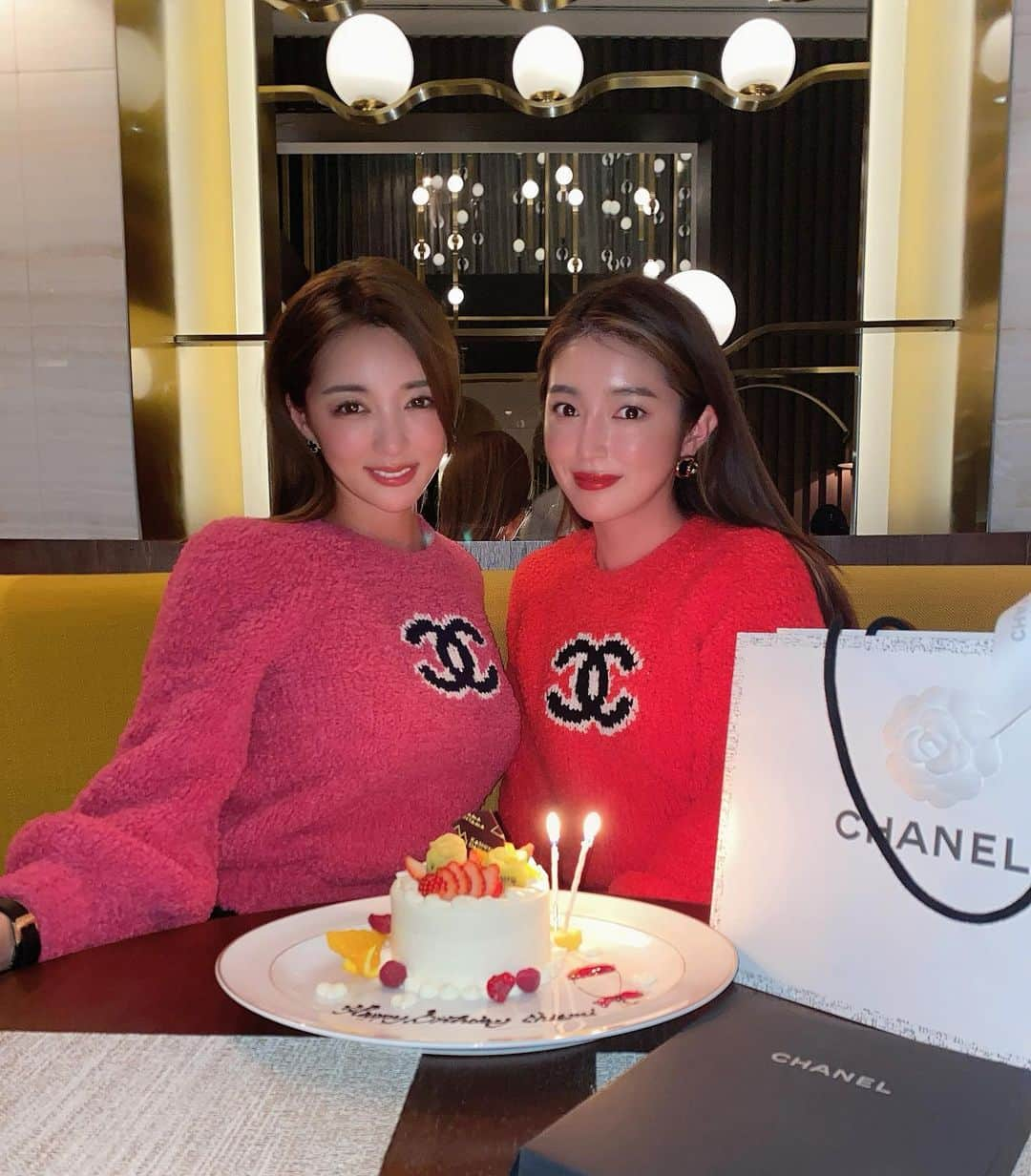 濱野りれさんのインスタグラム写真 - (濱野りれInstagram)「Happy birthday @chemiiiii 🎁♥️ With twin's fashon♥️  I celebrated her at French Restaurant "Coteau." supervised by Chef Suga.  It's a little difficult to make a reservation for SUGALAEO, but it was relatively easy to make a reservation for Coteau.  I would like to come here again at the girls night🤍 . 数日前にちーちゃんのお祝いをコトーでしてきたよ🥂 SUGALABOの須賀さん監修で 今回初めてお邪魔しました💕 勧められるがままにキャビアや生ハム(ペレグリーノの) を追加したんだけど女子に優しいお店だった😍💕  またお揃いコーデでデートしようね🥰 お誕生日おめでとう🥂✨✨✨ . . #chanel #chanellove #chaneloutfit #chanelclothes #chanellover #twinscode #twinsfashion #sugalabo #chefsuga #coteau #rirelog #girlsdayout #girlsday #girlsnight #コトー #スガラボ #カジュアルフレンチ #フレンチレストラン #フレンチ #シャネル #双子コーデ #お揃いコーデ #代官山グルメ #女子会 #女子会コーデ」12月22日 12時45分 - riregram