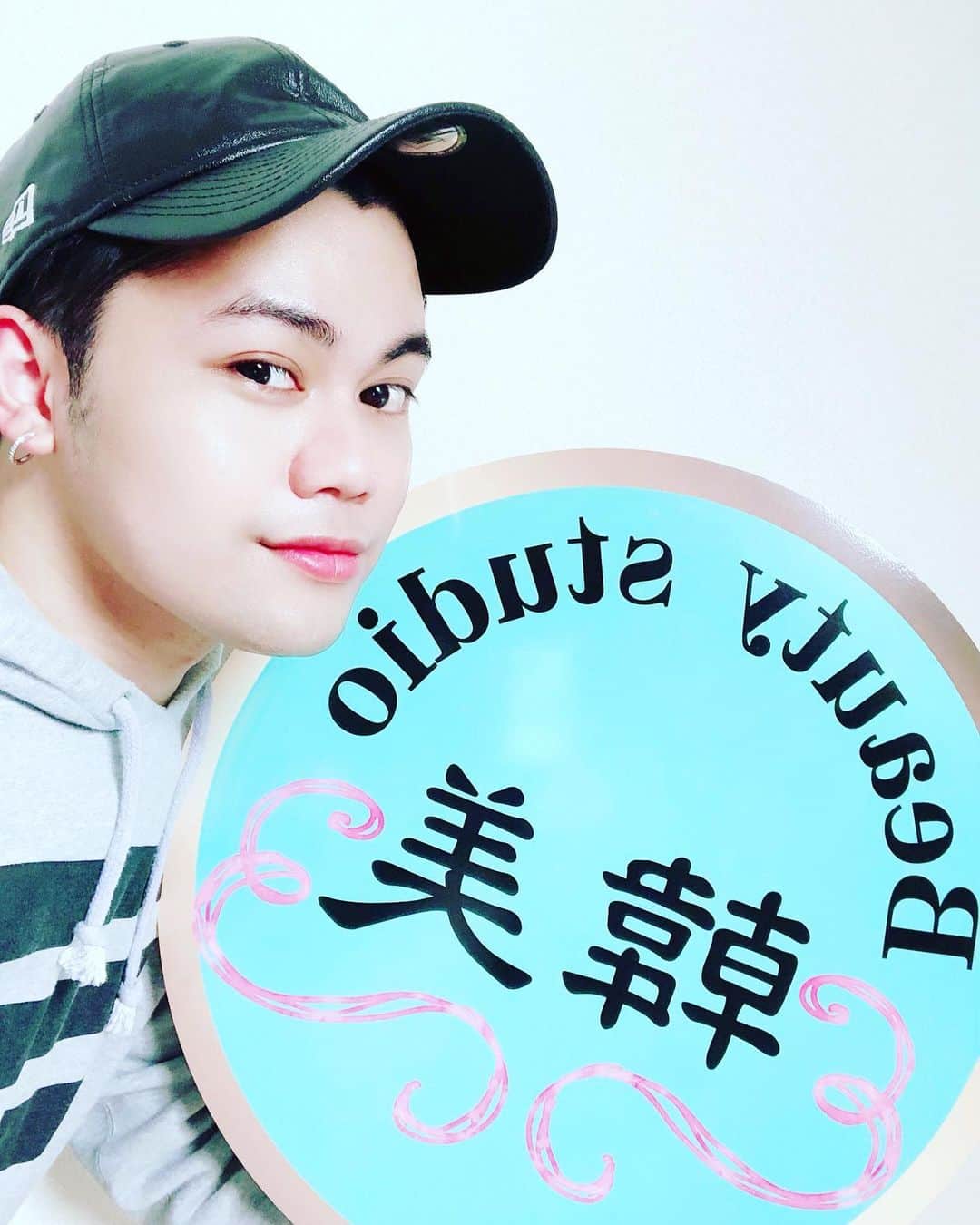 SAMのインスタグラム：「『BEAUTY STUDIO 韓美』さんに小顔を取り戻しに行ってきたよ💆‍♂️ ・ 今回ハイフという施術をしてもらいました。 肌のたるみ、しわはもちろん肌表面のタイトニングそしてリフトアップの効果があるんだって☝️ ・ 年齢を重ねて来たし1番信頼できる俺の親友が働いてるサロンでお願いしてきたんだけど一気にデビュー当時の肌に戻った感じがした✨ すごいいいから俺と同じように悩んでる人は行ってみるといいかも😉 ・ 今だと俺のインスタを見たって言えば幹細胞パックとウコンパックをプレゼントするって🎁 ・ 是非行ってみてね👍」