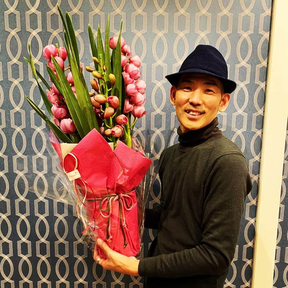木山裕策さんのインスタグラム写真 - (木山裕策Instagram)「遠方から予約して下さったお客様が、コロナの影響で来れなくなったからと、素敵なお花を贈って下さいました❣️お心遣いに感謝😌」12月22日 12時39分 - kiyamayusaku