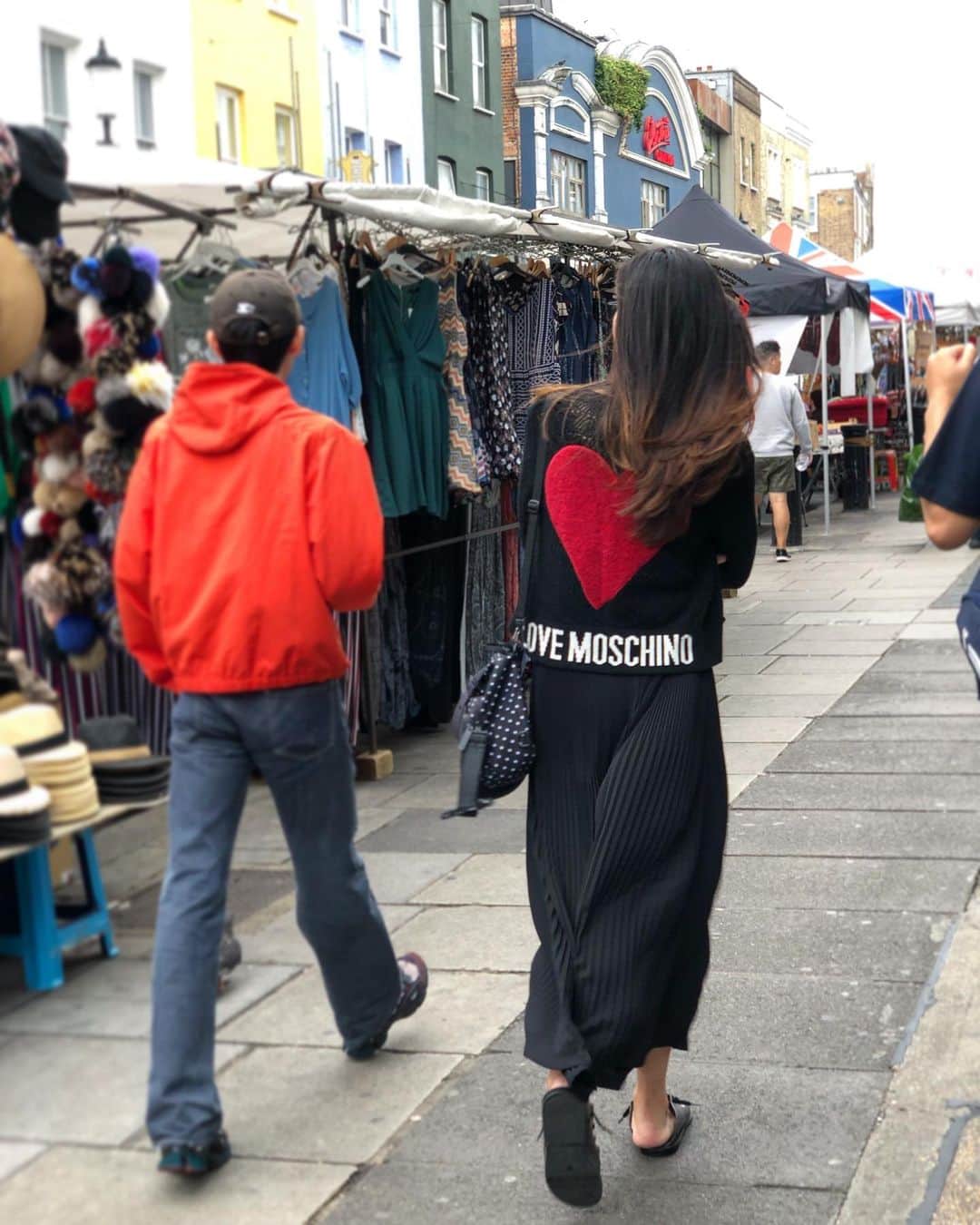 LAUNCHのインスタグラム：「LONDON🇬🇧  The real lover is the man who can thrill you by just staring into space.」